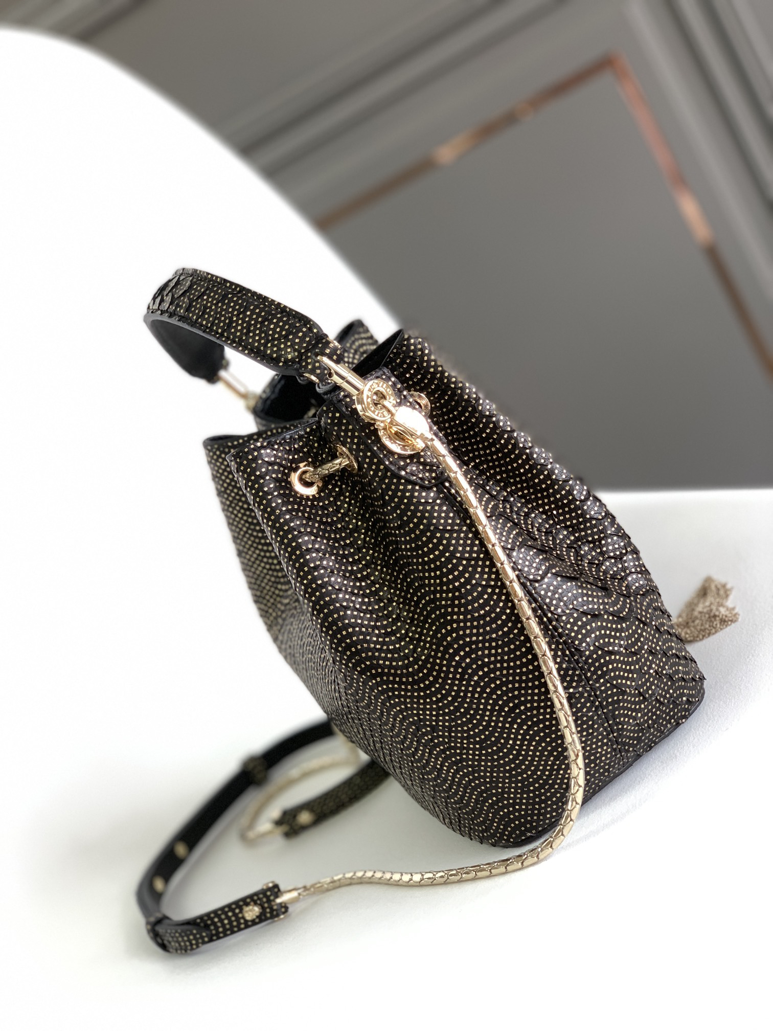[TOP] BVLGARI Serpenti Forever Bucket Bag Snake Skin 16x10.5x19cm - Black - 711 Luxury