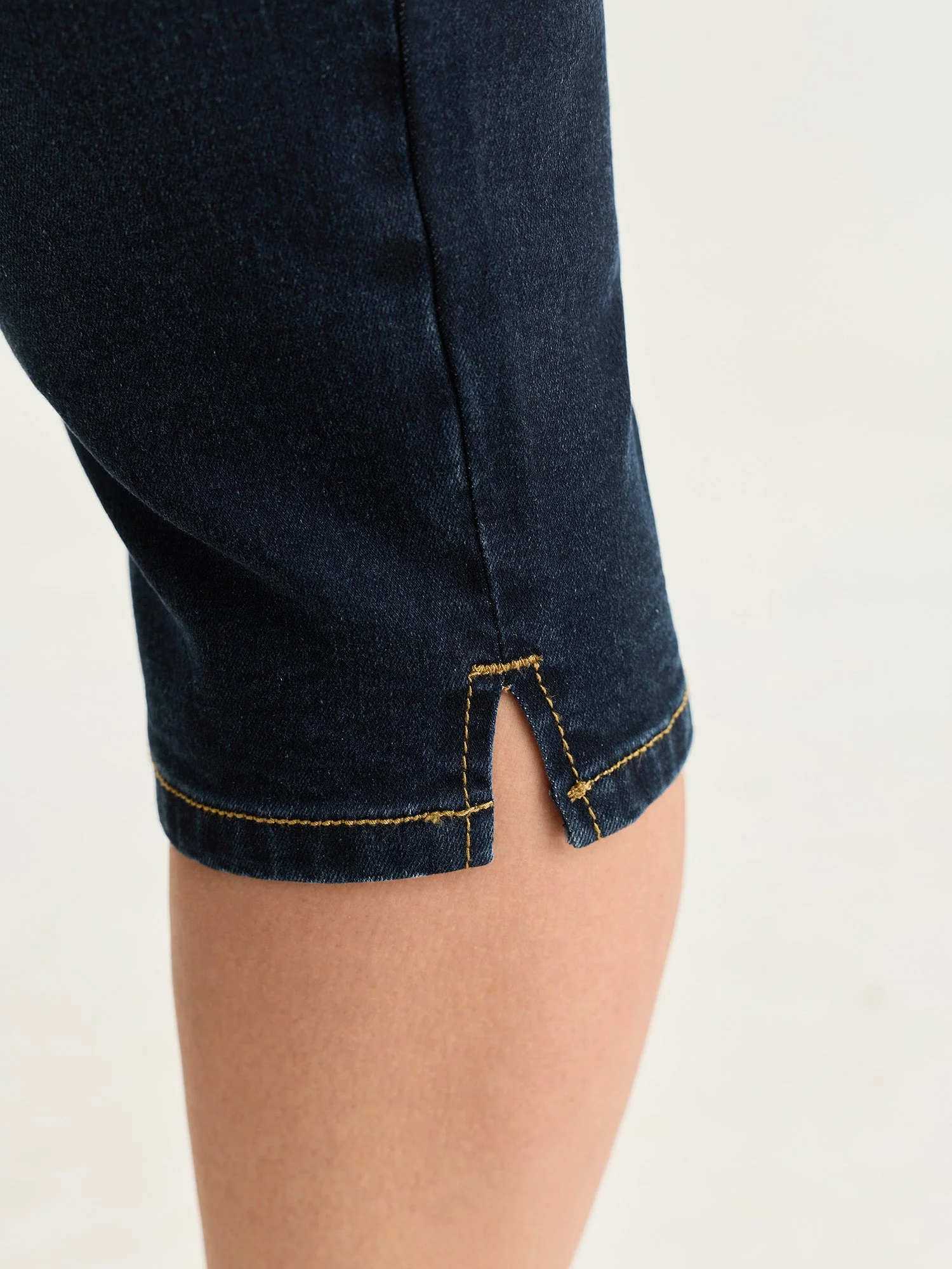 Stretchy Cropped Skinny-Fit Jeans