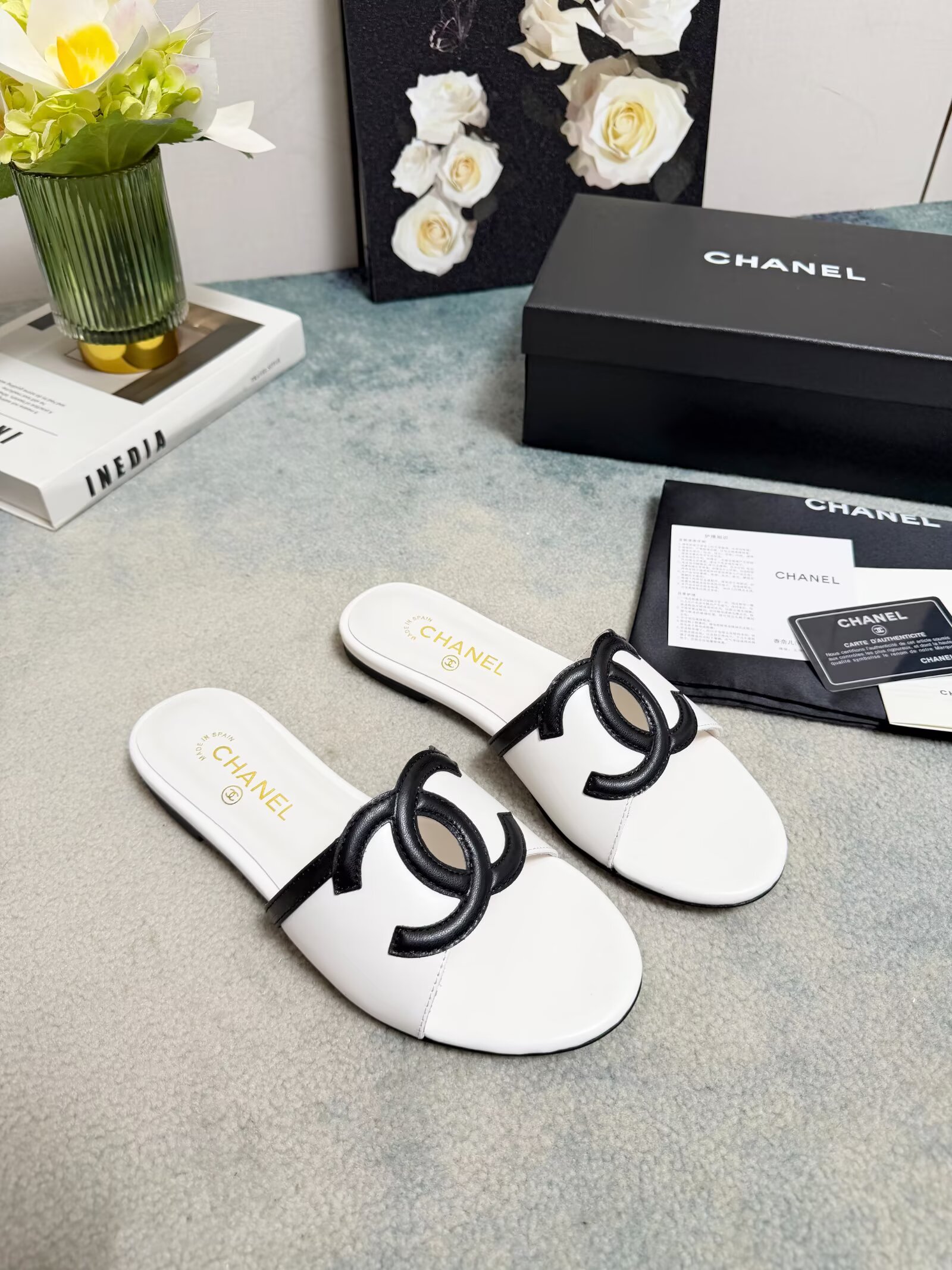 [TOP] CHANEL CC Slippers Cowhide - White - 711 Luxury