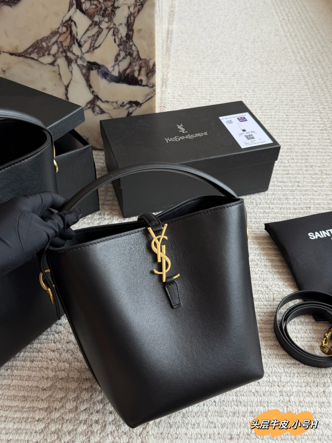Saint Laurent Le37 Top-grain Leather Bucket Bag with Gold-tone Hardware (Replica)