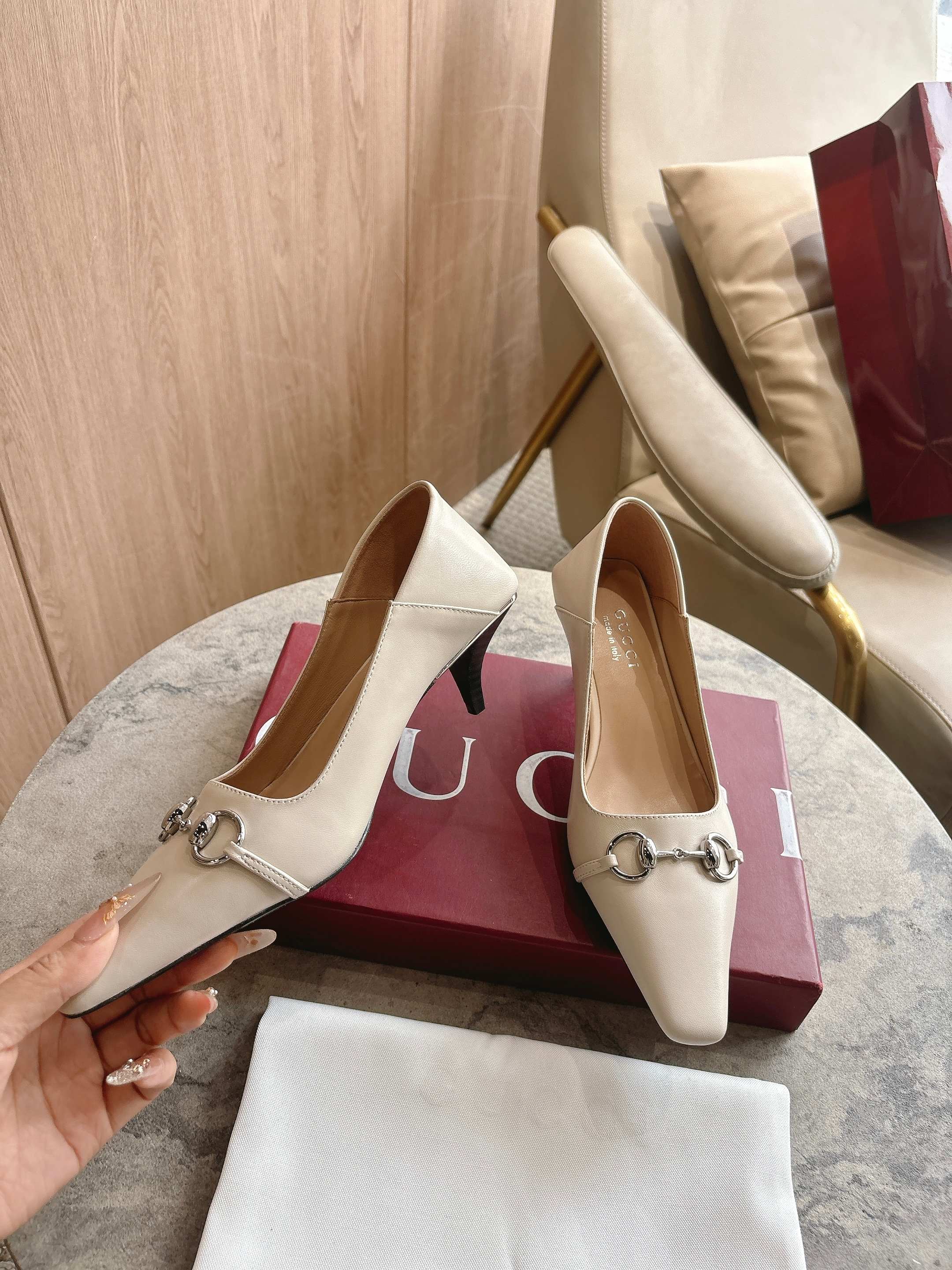 [TOP] GUCCI Shoes - White - 711 Luxury