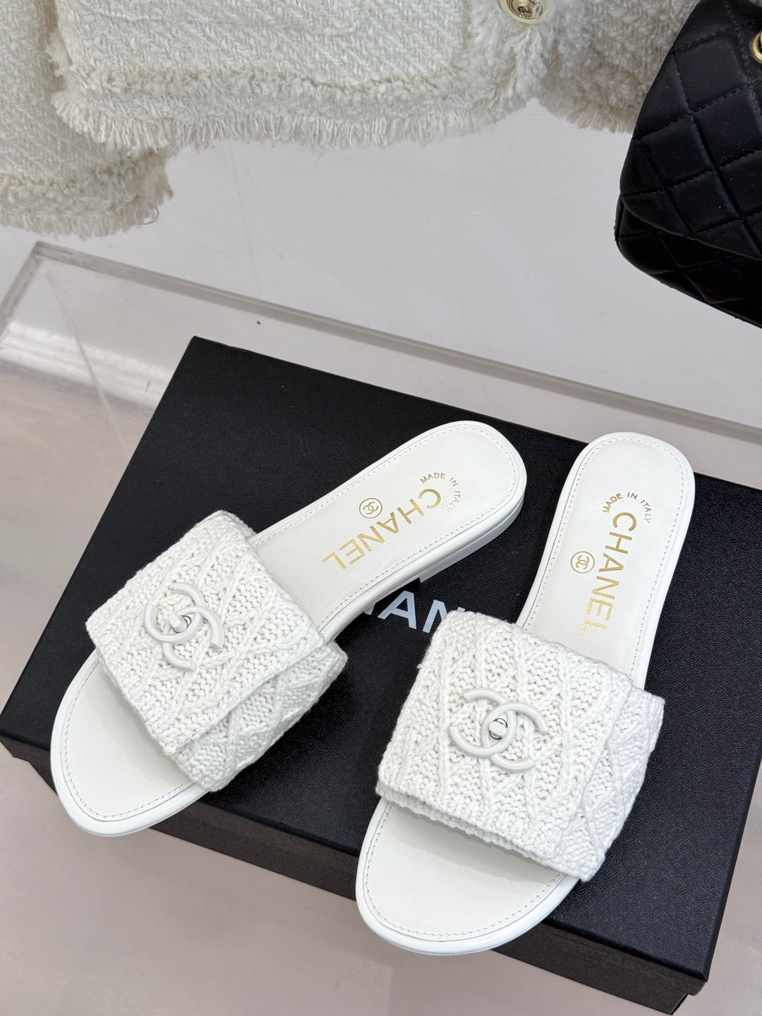[TOP] CHANEL Flat Sandals - White