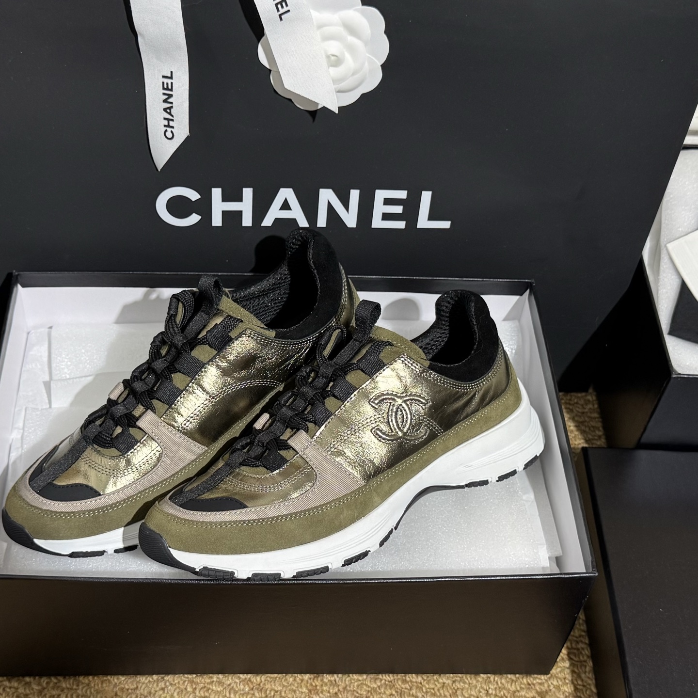 [TOP] CHANEL Sneakers - Gold