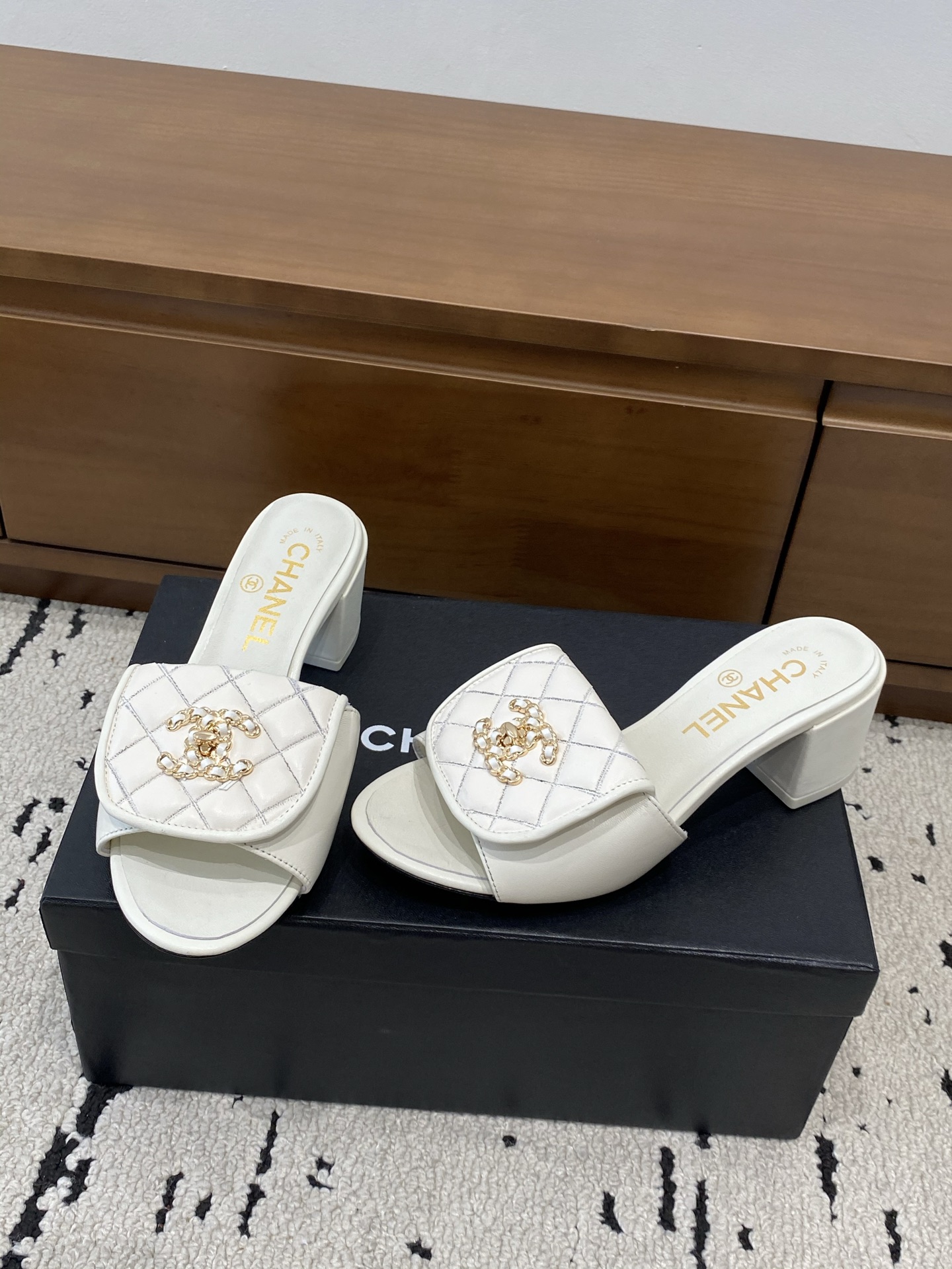 [TOP] CHANEL Slippers - White - 711 Luxury