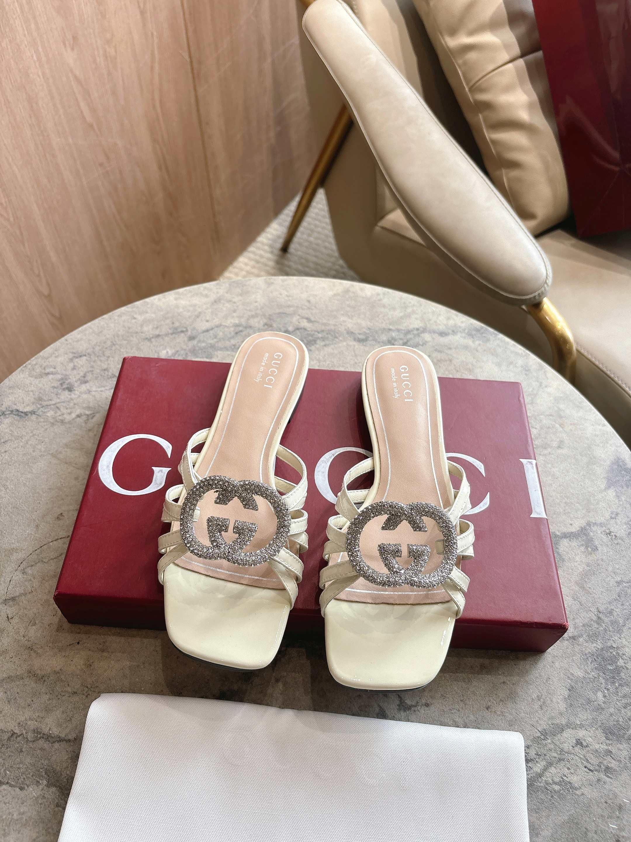 [TOP] GUCCI Flat-soled slippers - White - 711 Luxury