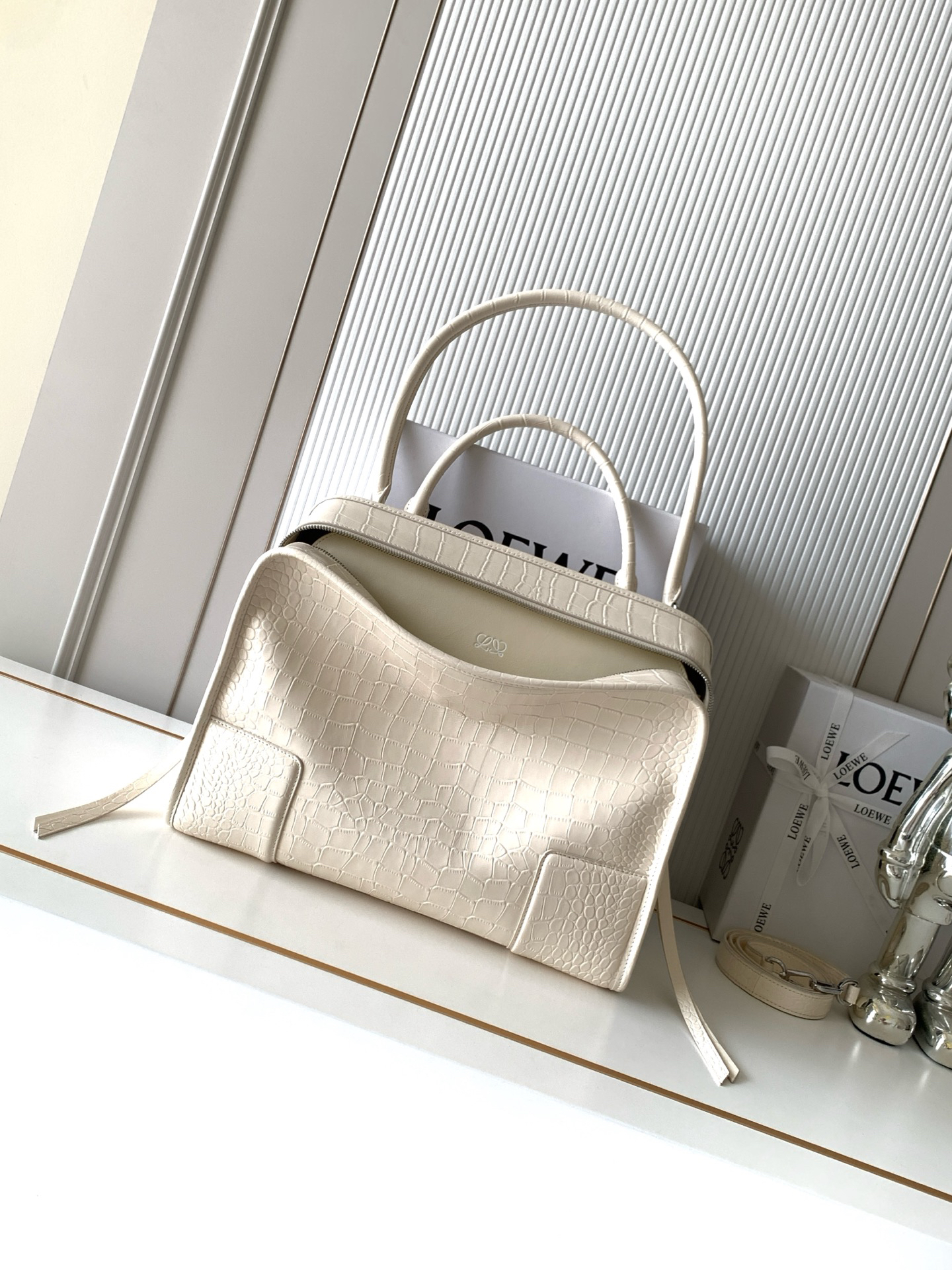 [TOP] LOEWE Amazona 180 Crocodile Pattern Cowhide Bag 34.5*27*14 CM - White - 711 Luxury