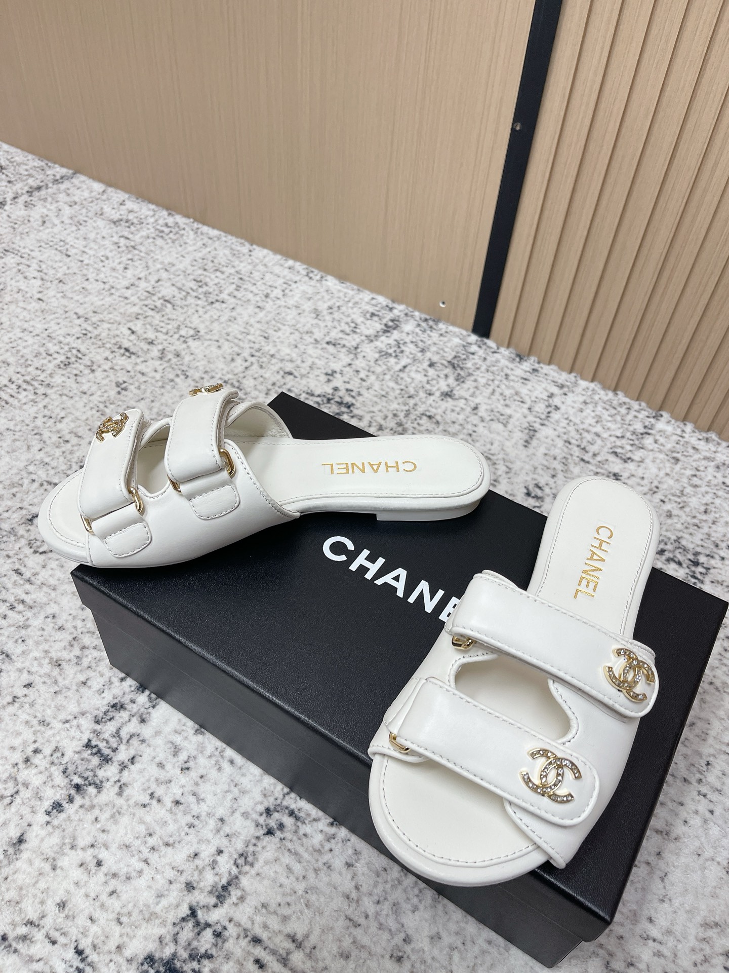 [TOP] CHANEL  Sandals - White