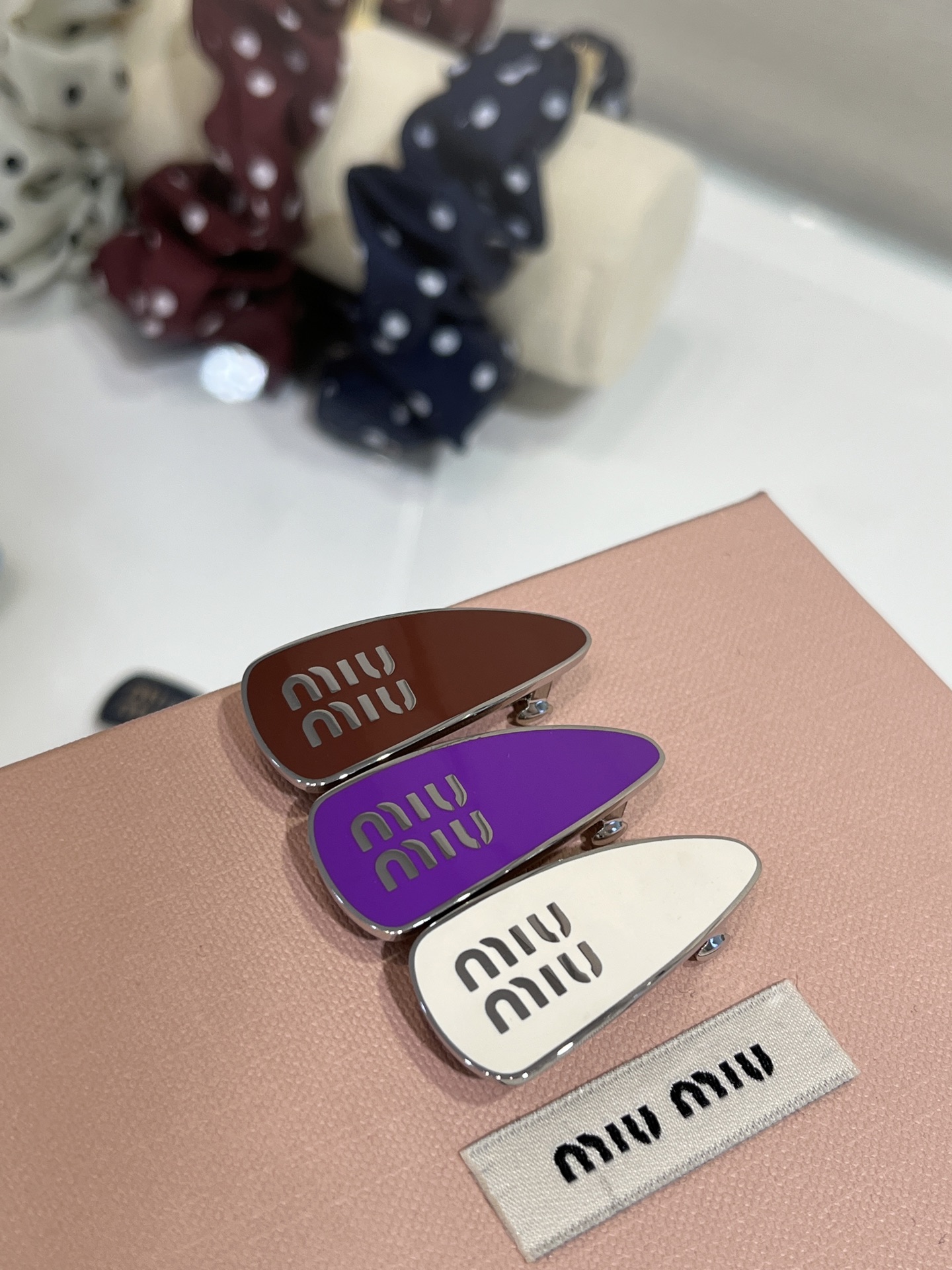 Miu Miu Accessory Miu Miu Enamel Letter Bread Metal Hair Clip Three Piece Set View 2 | Nigo Office