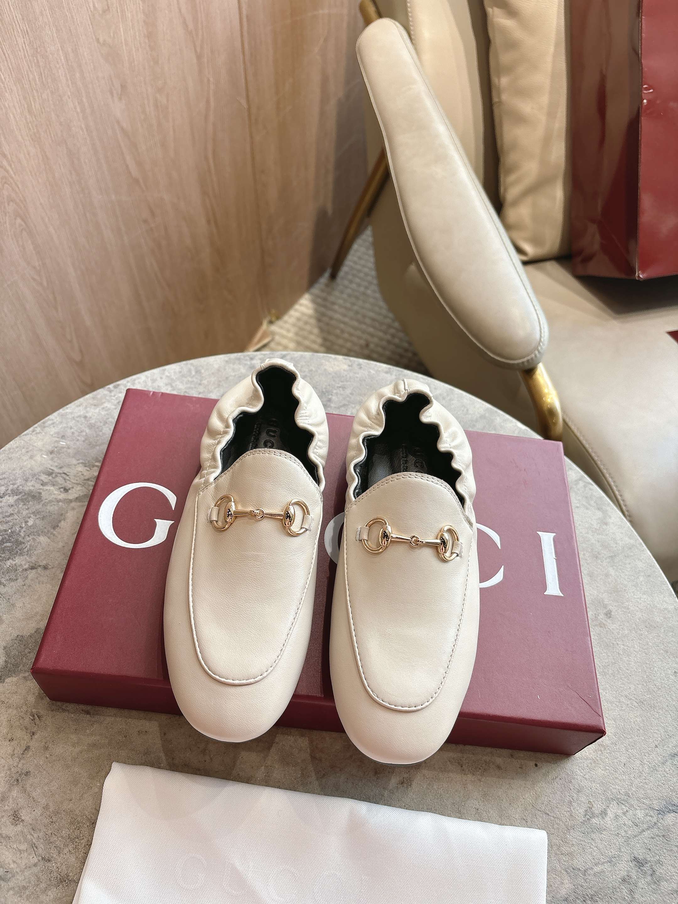[TOP] GUCCI Loafers - White - 711 Luxury