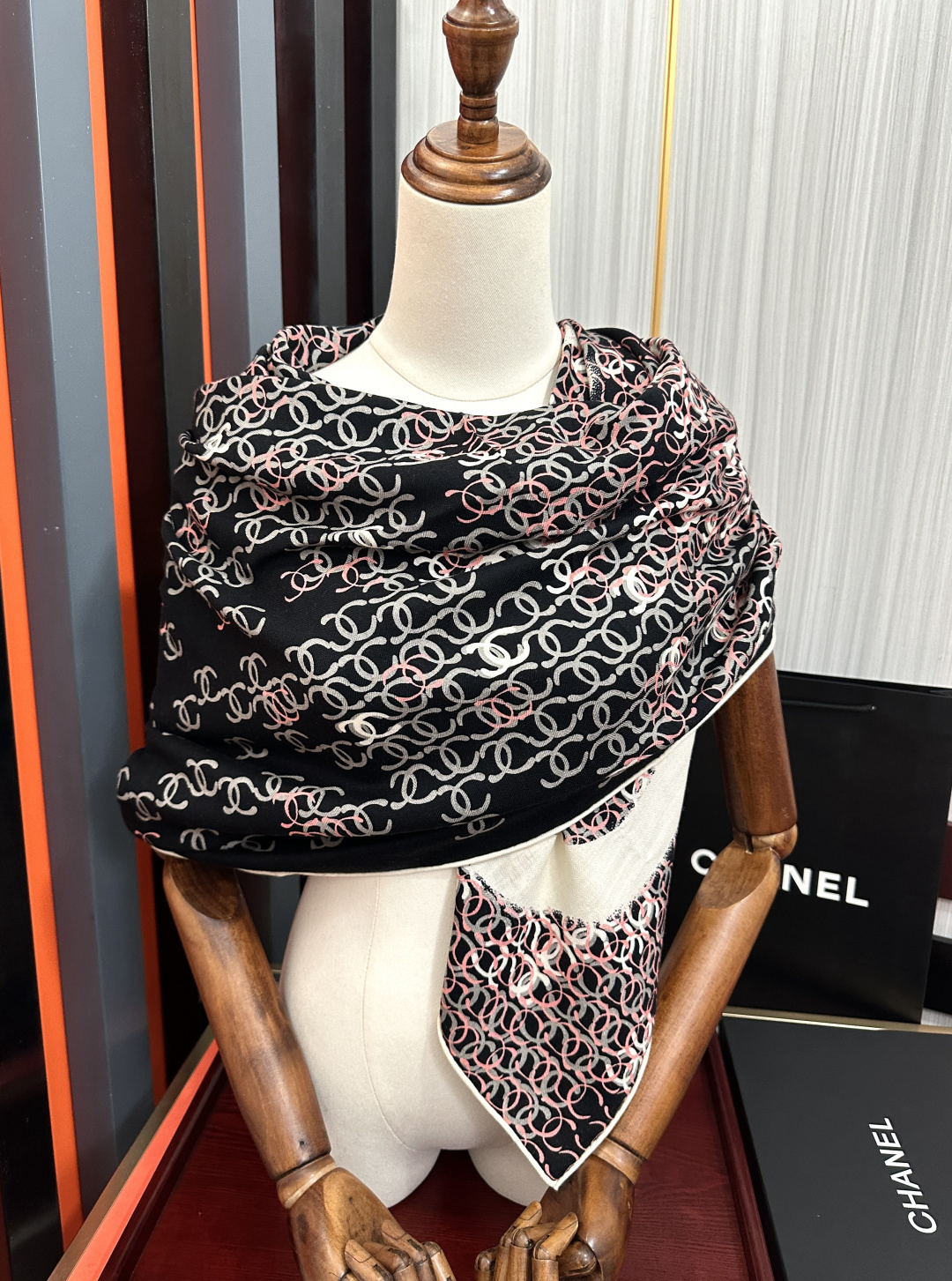 [TOP] CHANEL Scarf 140x140 cm - Black - 711 Luxury
