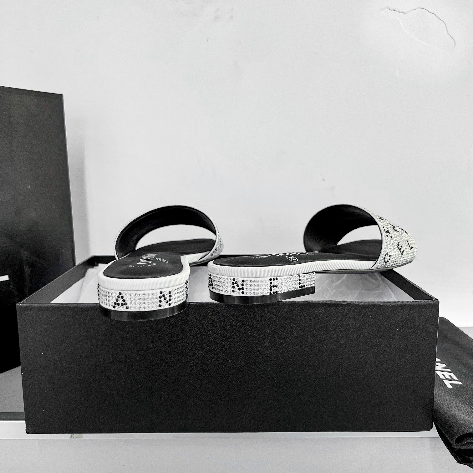 [TOP] CHANEL  Sandal - Black