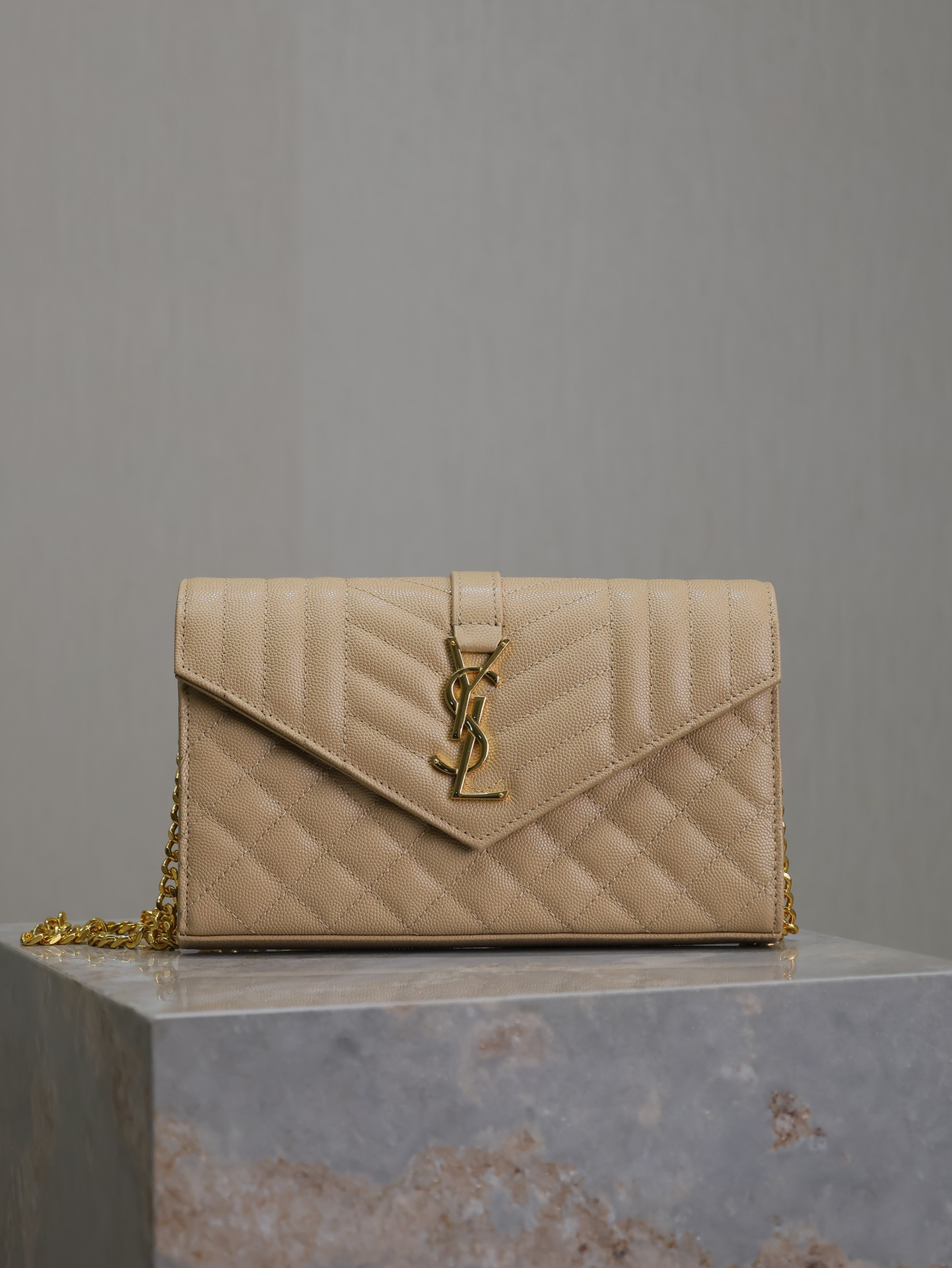 [TOP] Yves Saint Laurent YSL Envelope Bag Cowhide 22.5x14x4cm - Apricot & GHW - 711 Luxury