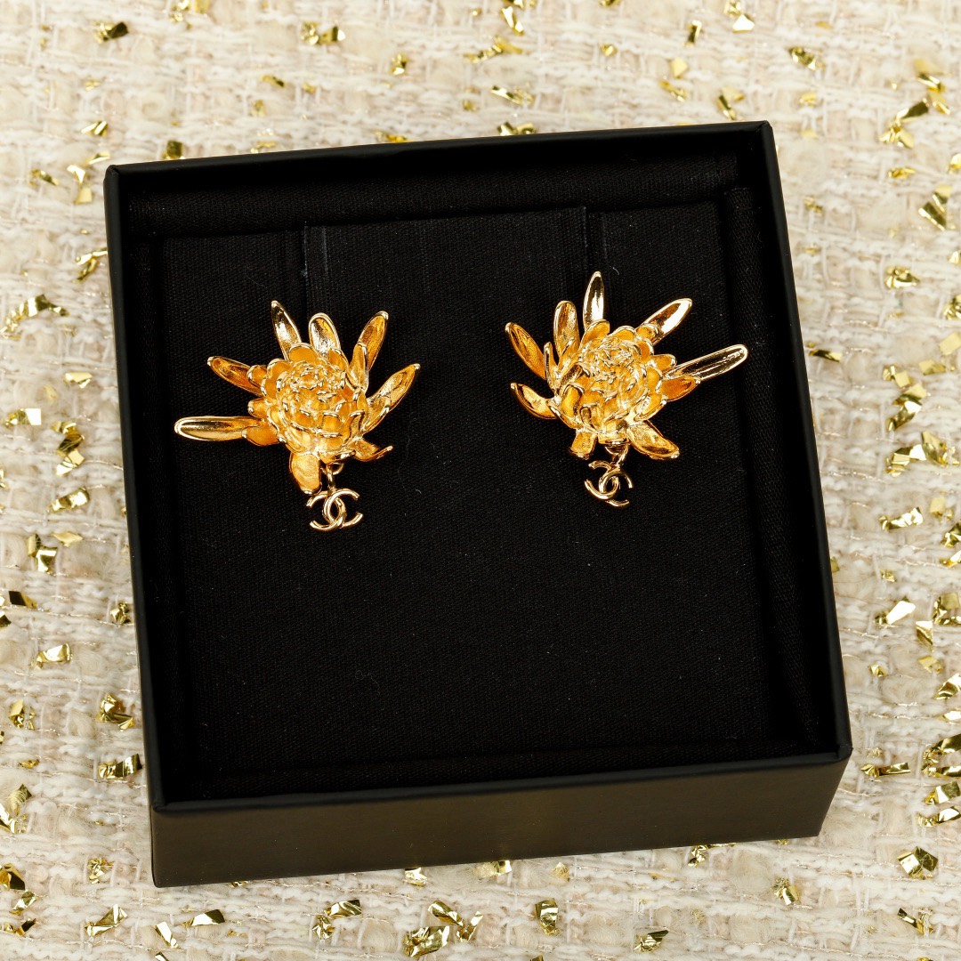 [TOP] CHANEL Earrings - Gold