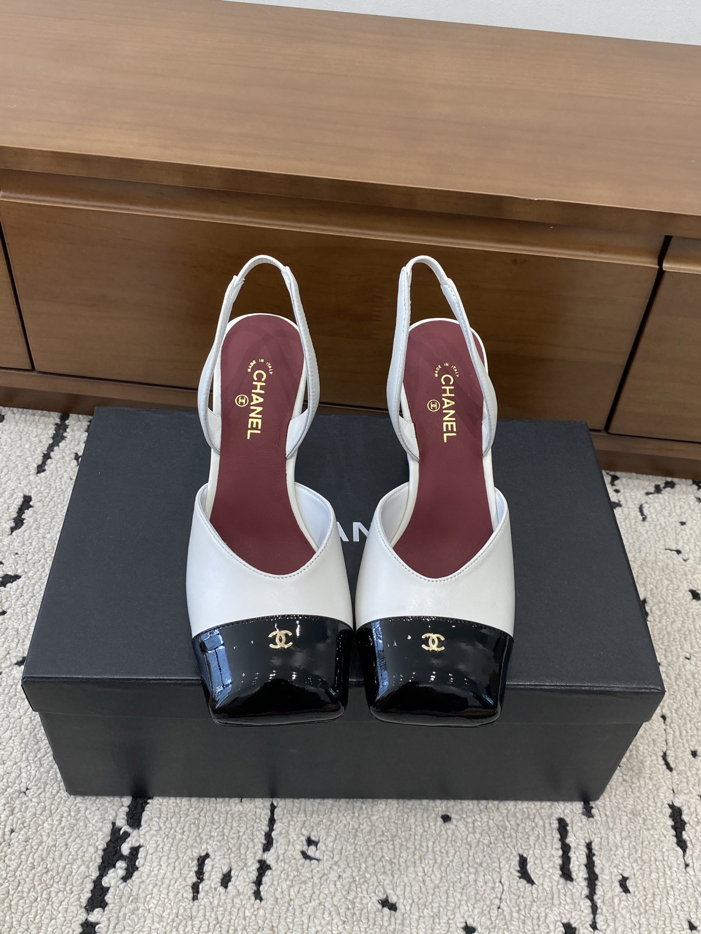 [TOP] CHANEL Mules - White - 711 Luxury