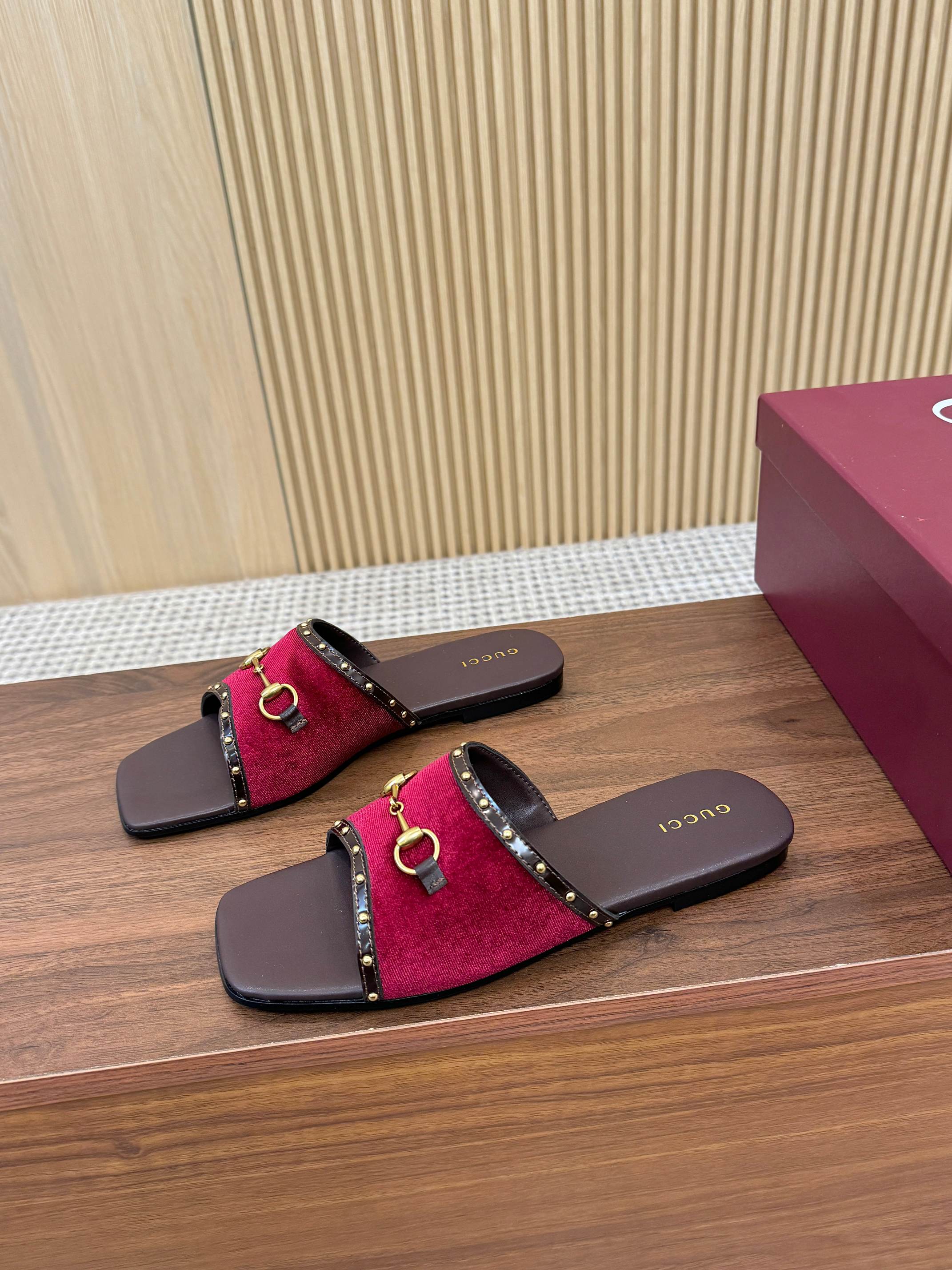 [TOP] GUCCI Slippers - Red - 711 Luxury