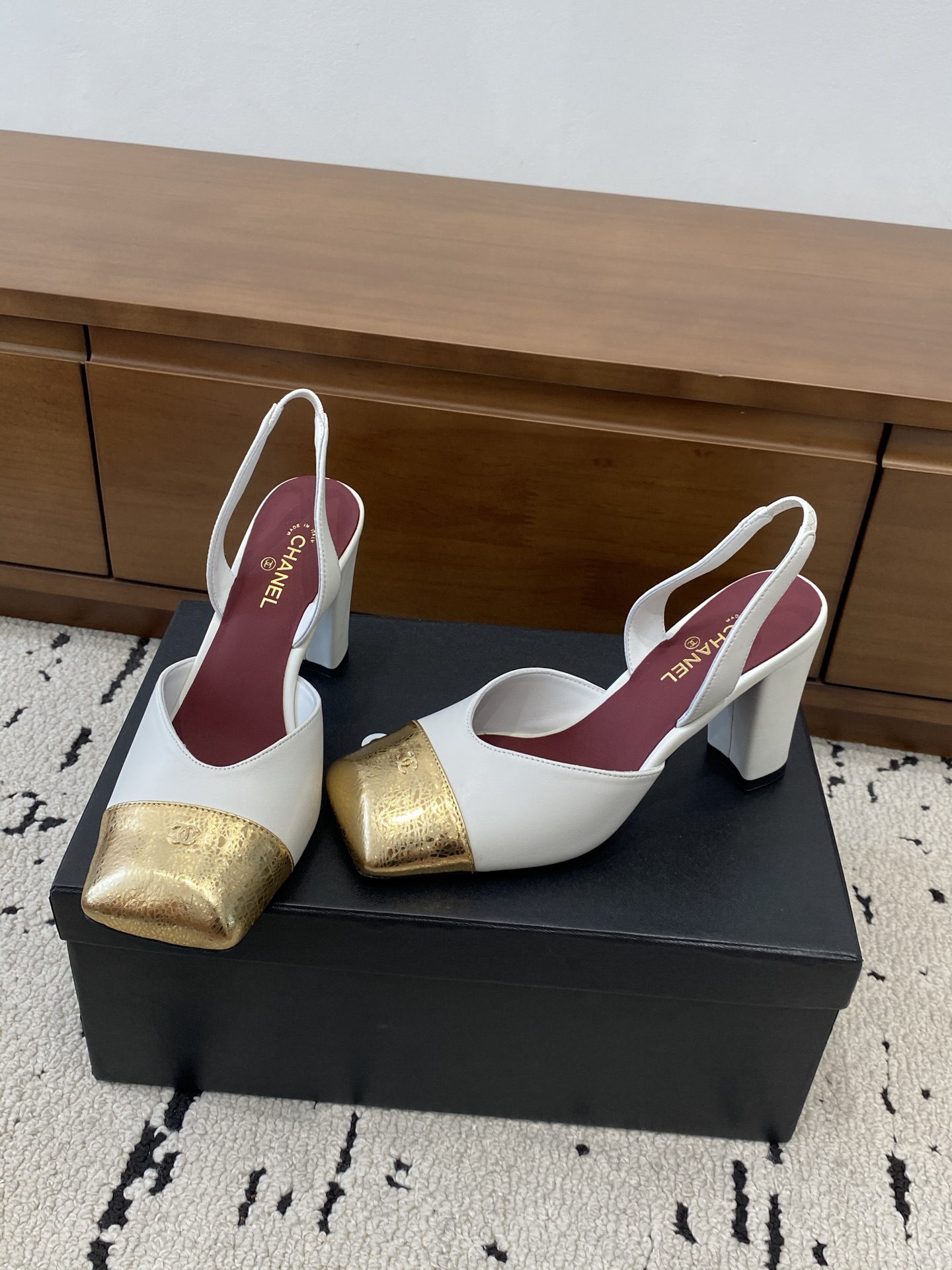 [TOP] CHANEL Mules - White - 711 Luxury