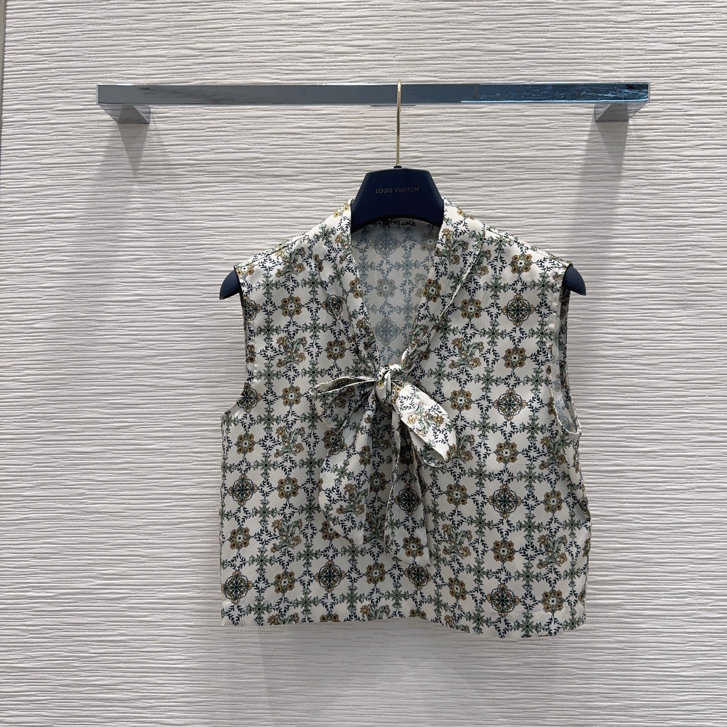 [TOP] Louis Vuitton LV Lavallière Blouse + Monogram Pleat Skirt