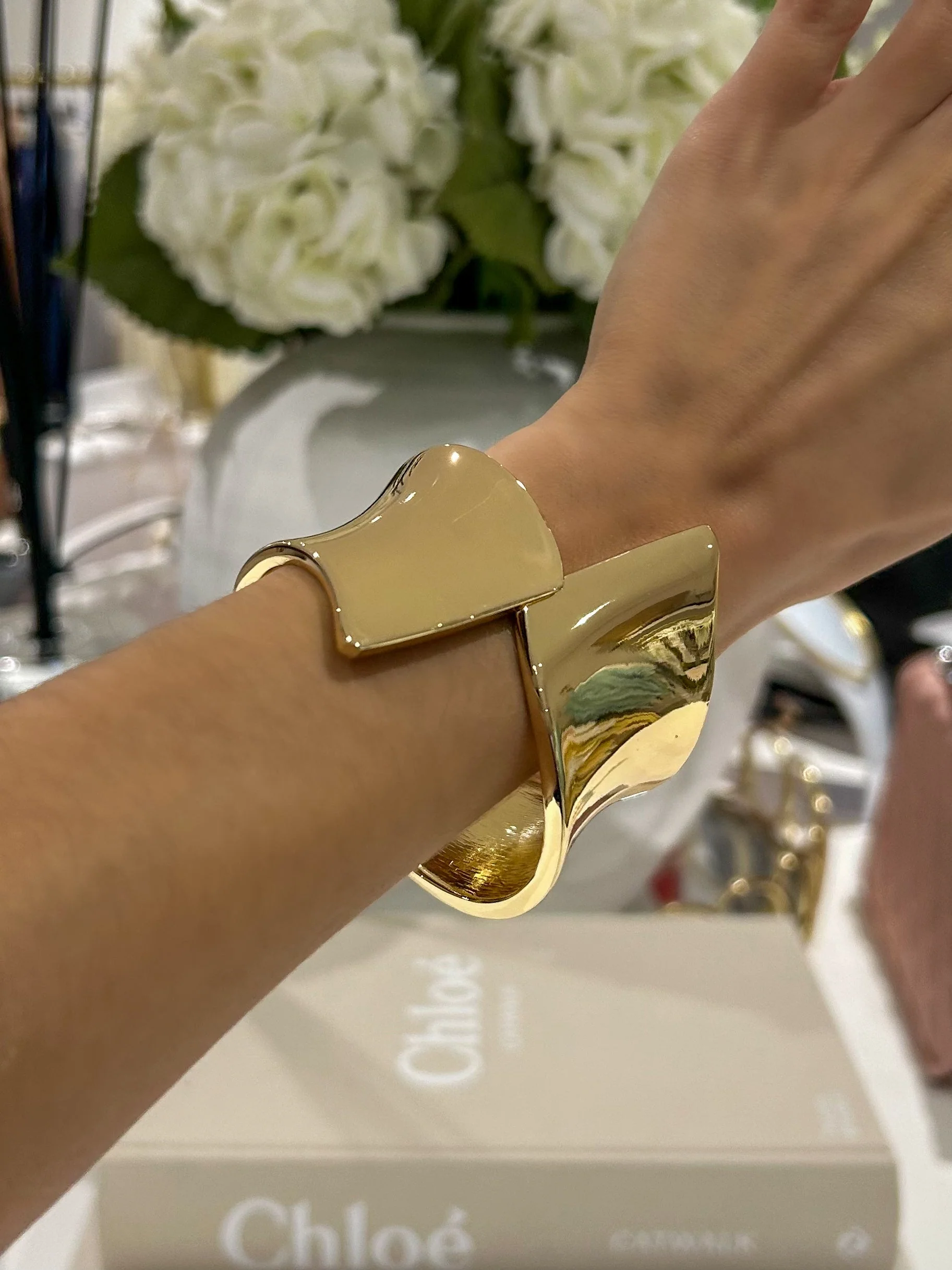 Plain Cross Over Thick Bangle (2 Colours)