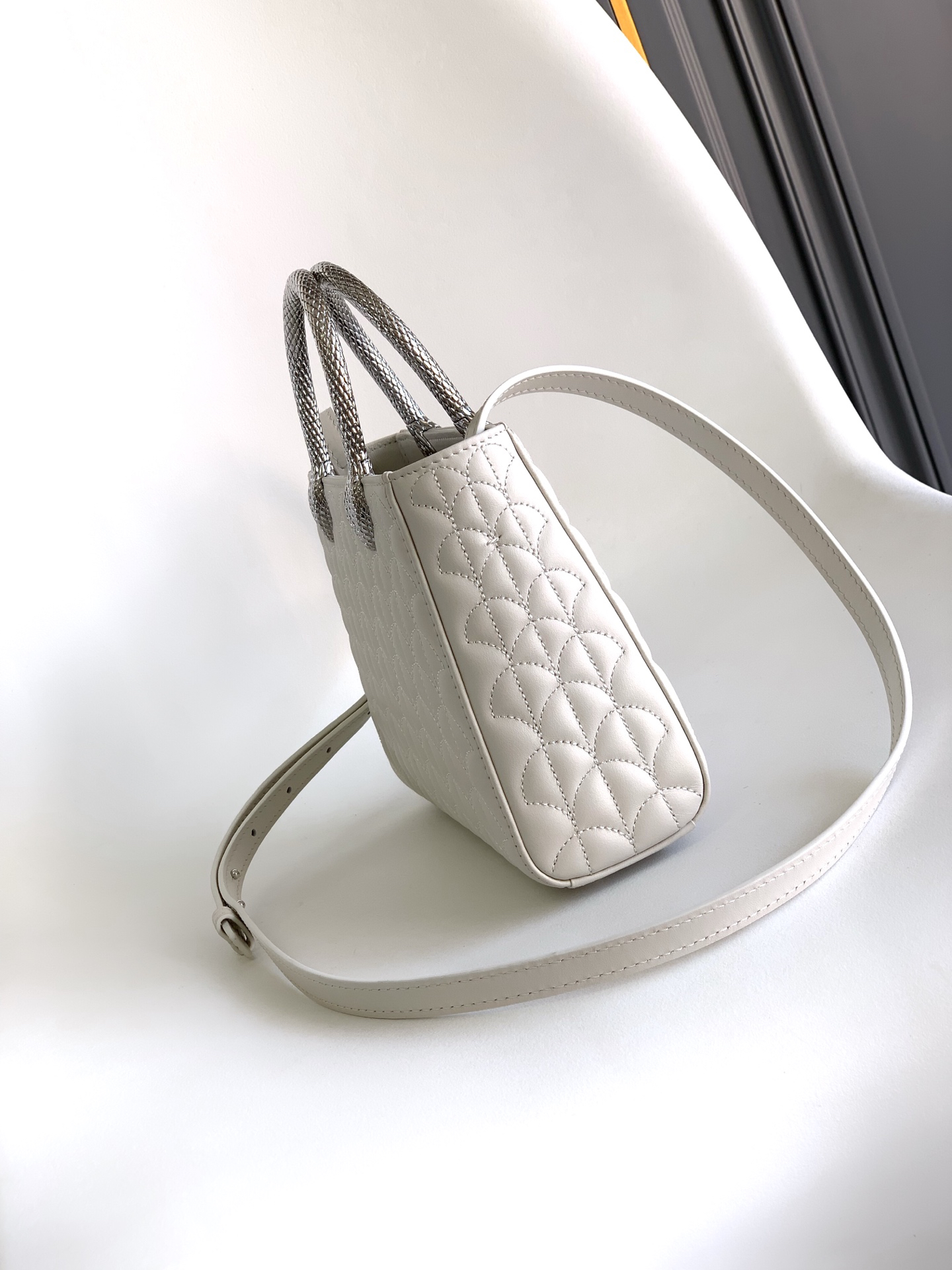 [TOP] BVLGARI Serpentine Duo Tote Bag Calfskin 21.5x15x6cm - White - 711 Luxury