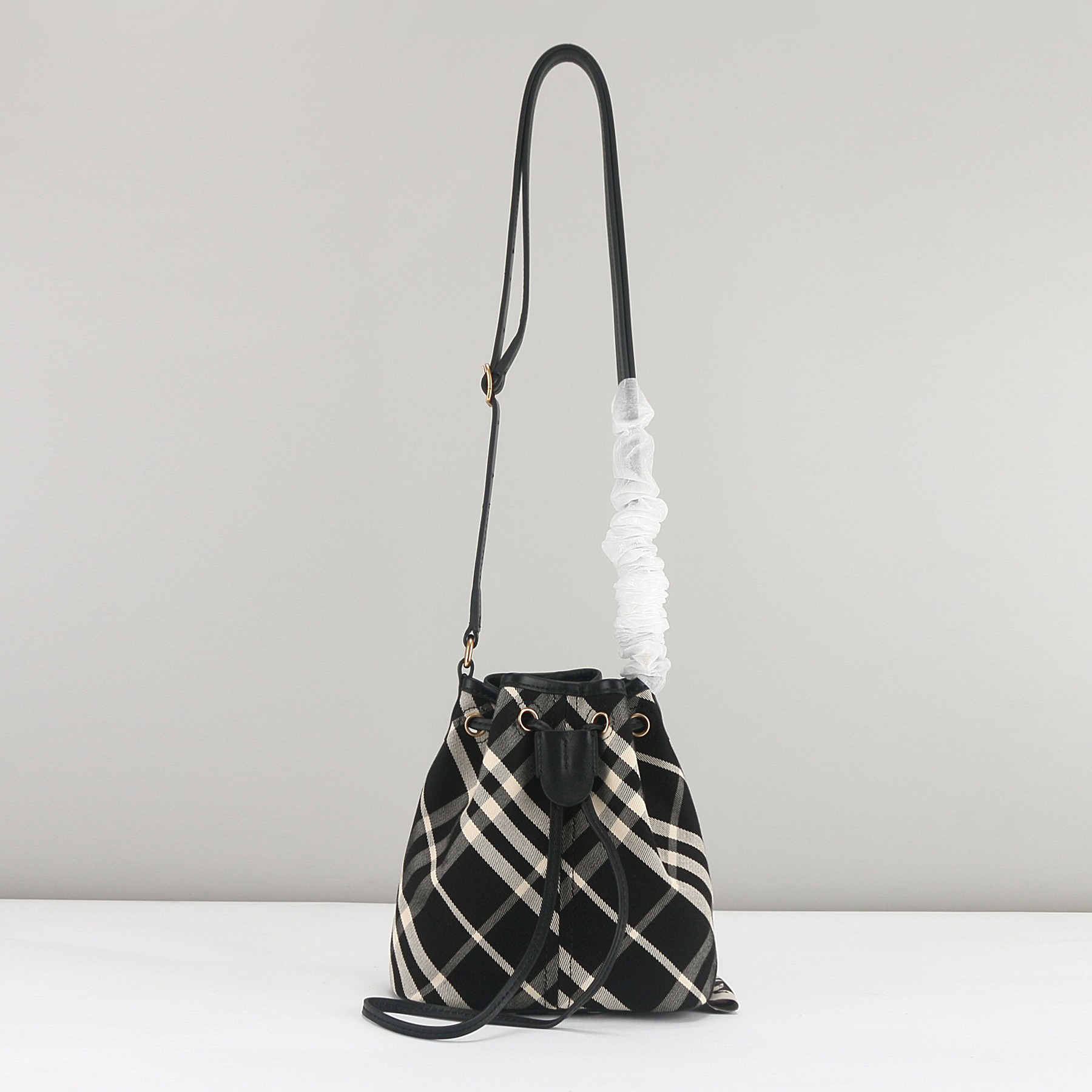 [TOP] BURBERRY Mini Bucket Bag 17.5 x 10.5 x 20cm - Black - 711 Luxury