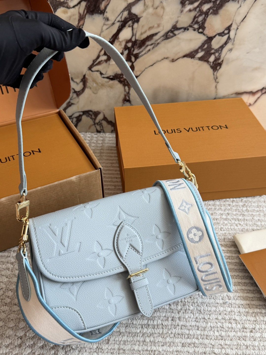 Louis Vuitton Diane Crossbody Bag with Leather Strap and Monogram Pattern (Replica)