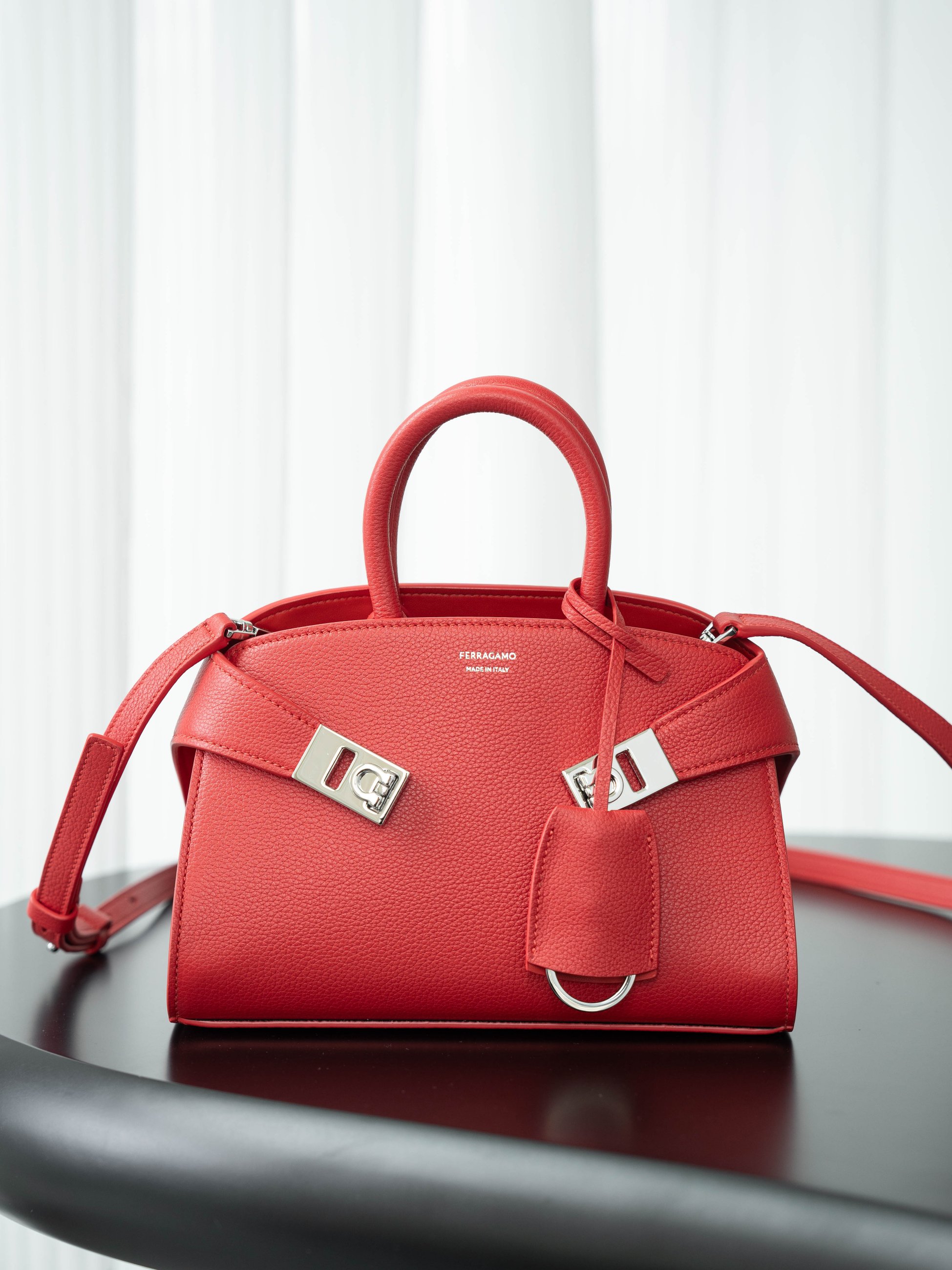 [TOP] Ferragamo Hug Bag Calfskin 21cm - Red - 711 Luxury