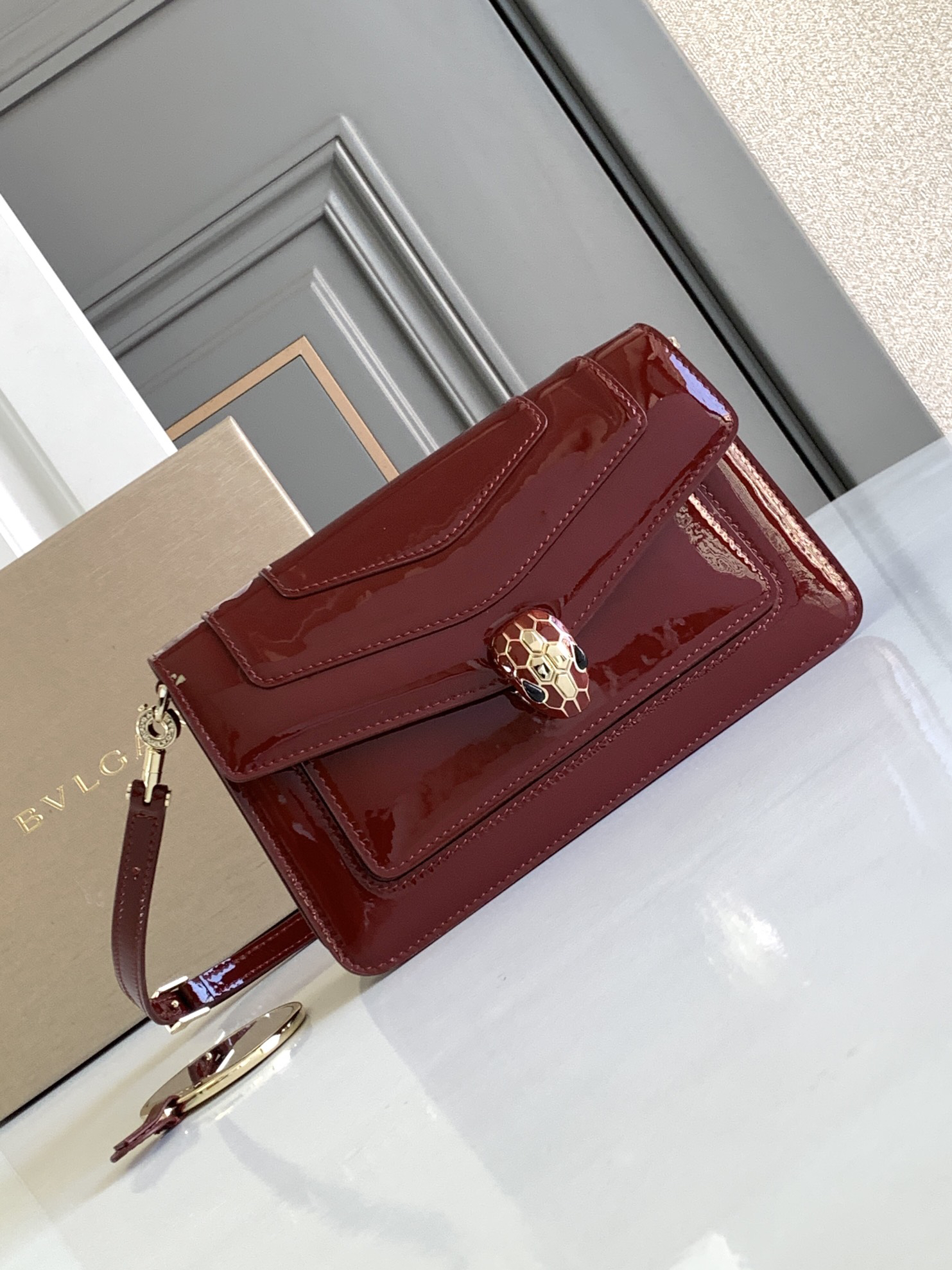 [TOP] BVLGARI Serpenti Forever Eeat-Weat Shoulder Bag Calfskin 22x15x4.5cm - Red - 711 Luxury