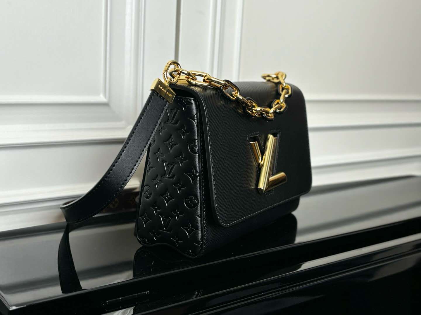 [TOP] Louis Vuitton LV Twist MM Bag 23 x 17 x 9.5 cm - Black - 711 Luxury
