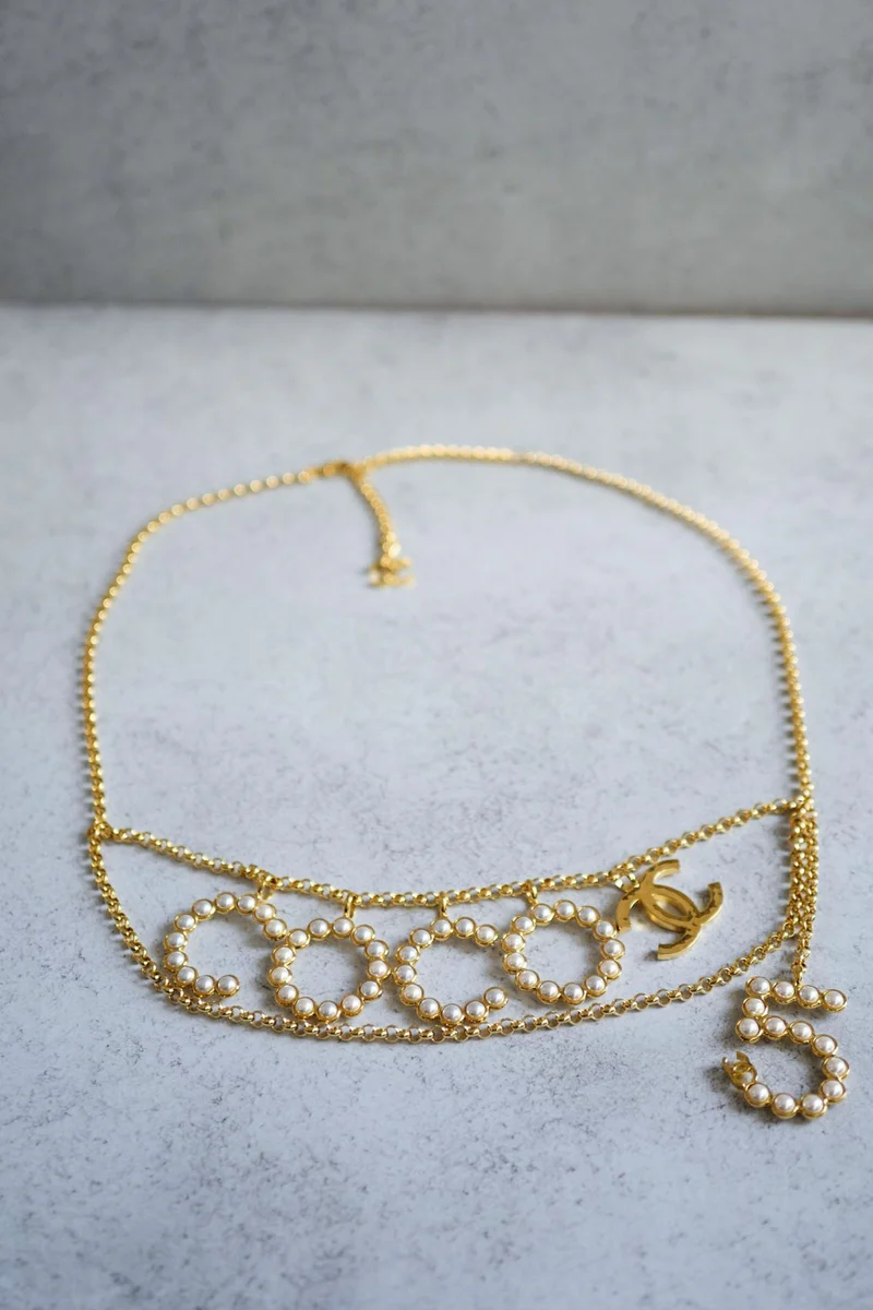 [TOP] CHANEL Chain Belt with COCO & No 5 Pendant - Gold