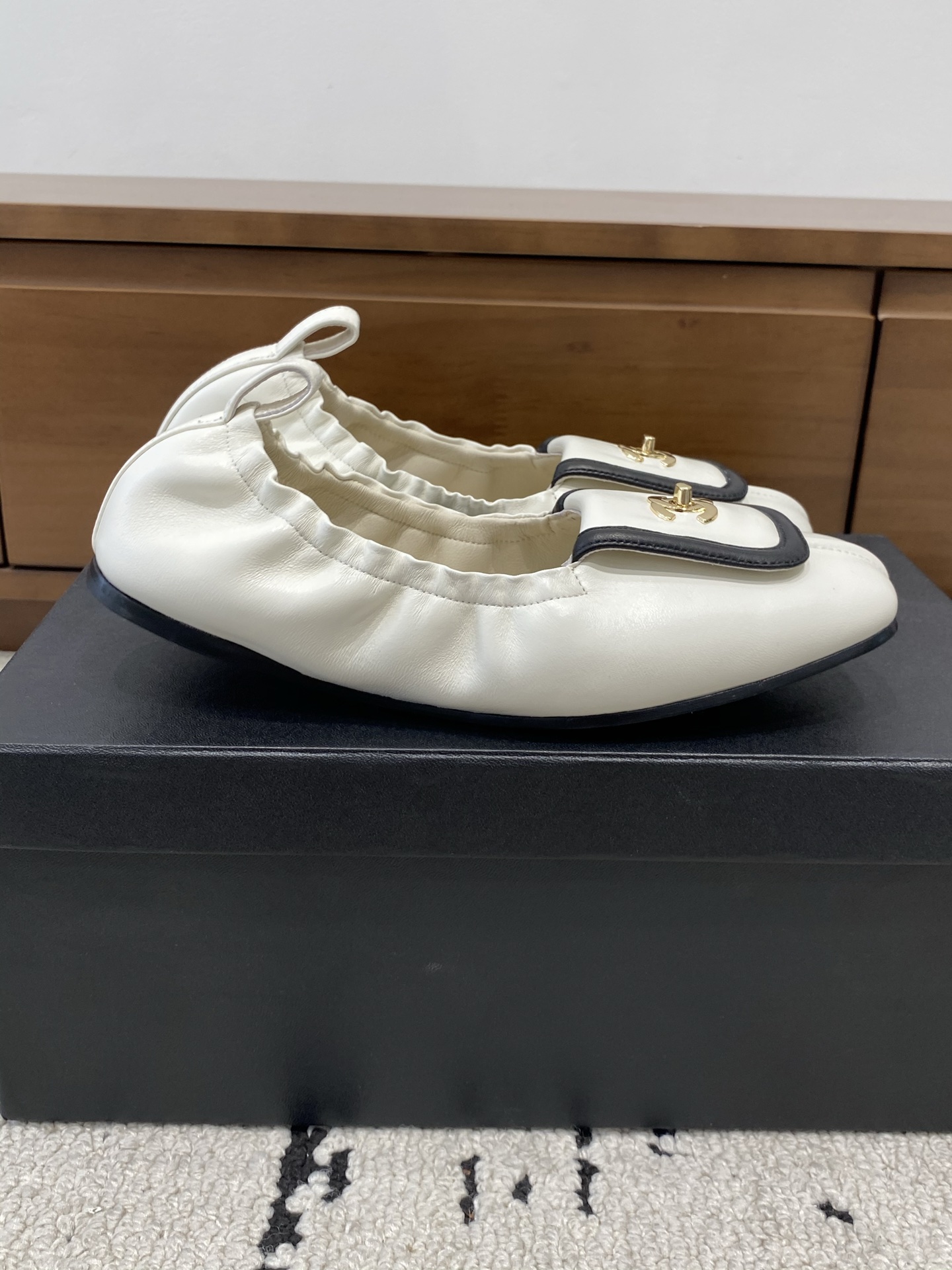 [TOP] CHANEL Flats - White - 711 Luxury