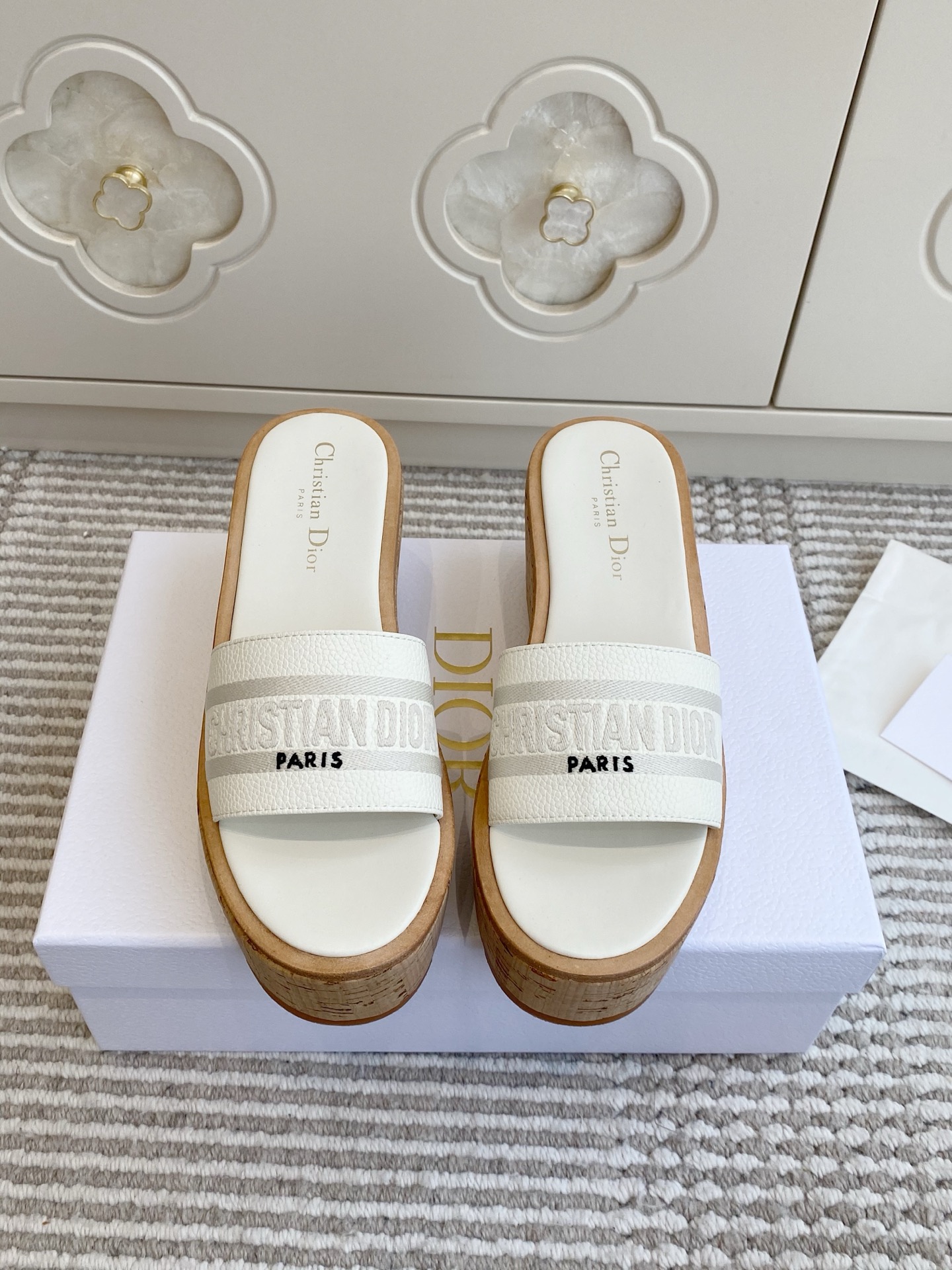 [TOP] Christian Dior Slippers - White - 711 Luxury