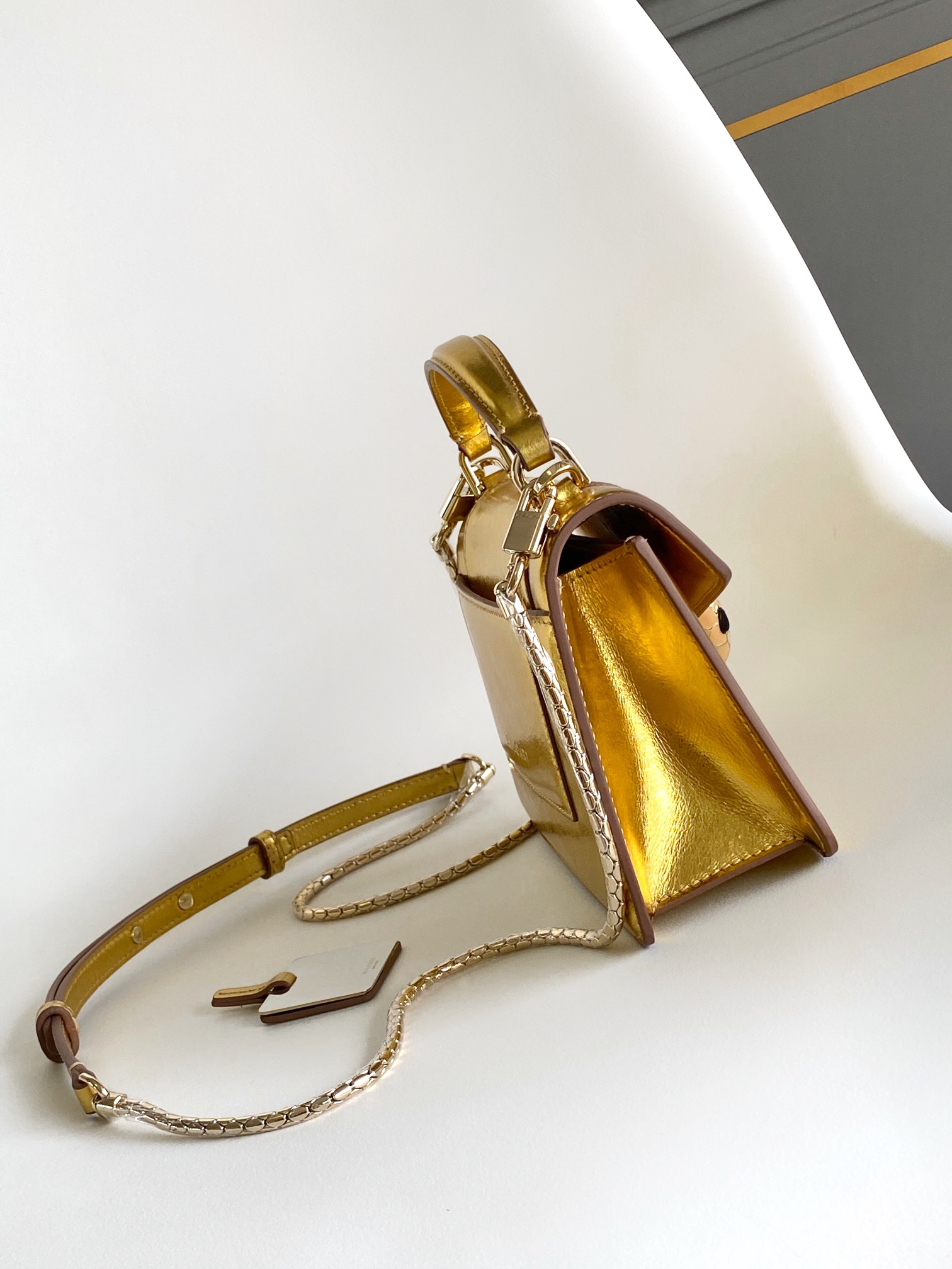 [TOP] BVLGARI Serpenti Forever Bag Calfskin 19x11x5.5cm - Gold - 711 Luxury