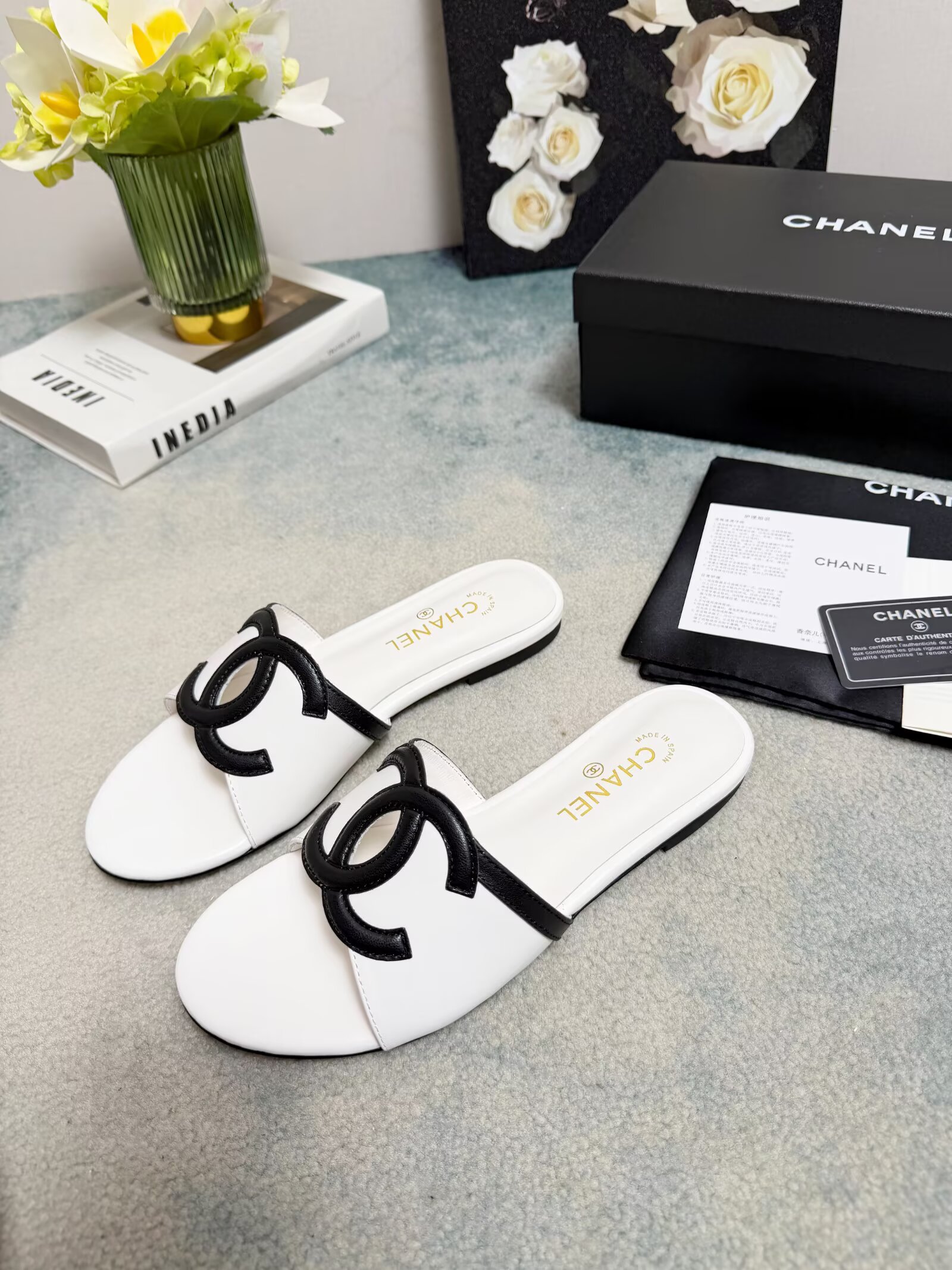 [TOP] CHANEL CC Slippers Cowhide - White - 711 Luxury