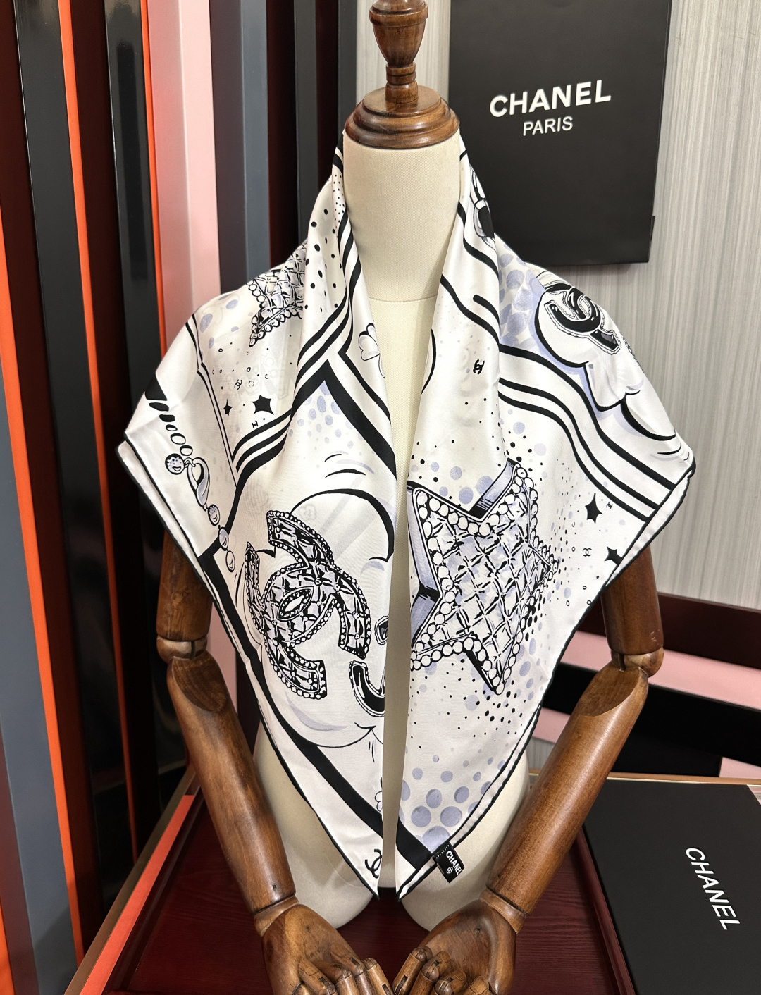 [TOP] CHANEL Silk Scarf 90 x 90 cm - White - 711 Luxury