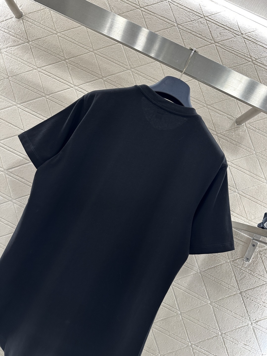 [TOP] Louis Vuitton LV Short-Sleeve T-Shirt - Black