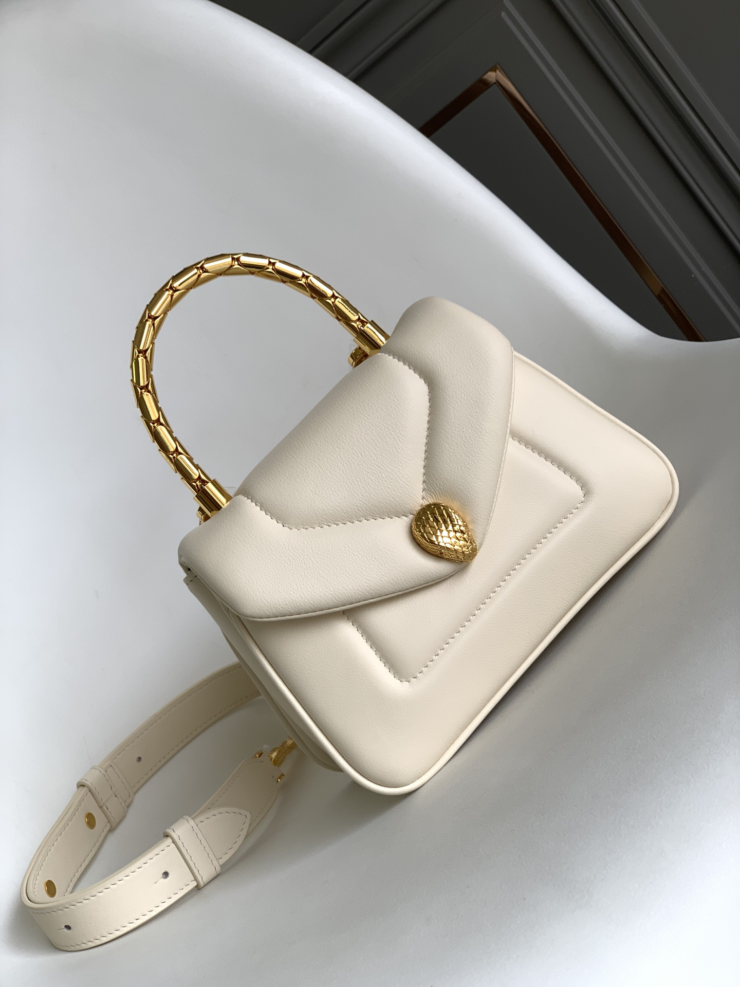 [TOP] BVLGARI Serpenti Reverse Bag Calfskin 20x14x10cm - White