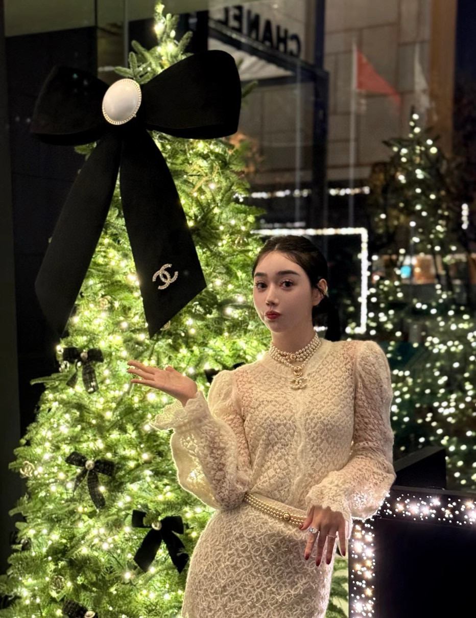 Chanel gold Accessory Chanel 24A Gold Button Double C Pearl Triple Layer Waist Chain View 2 | Nigo Office