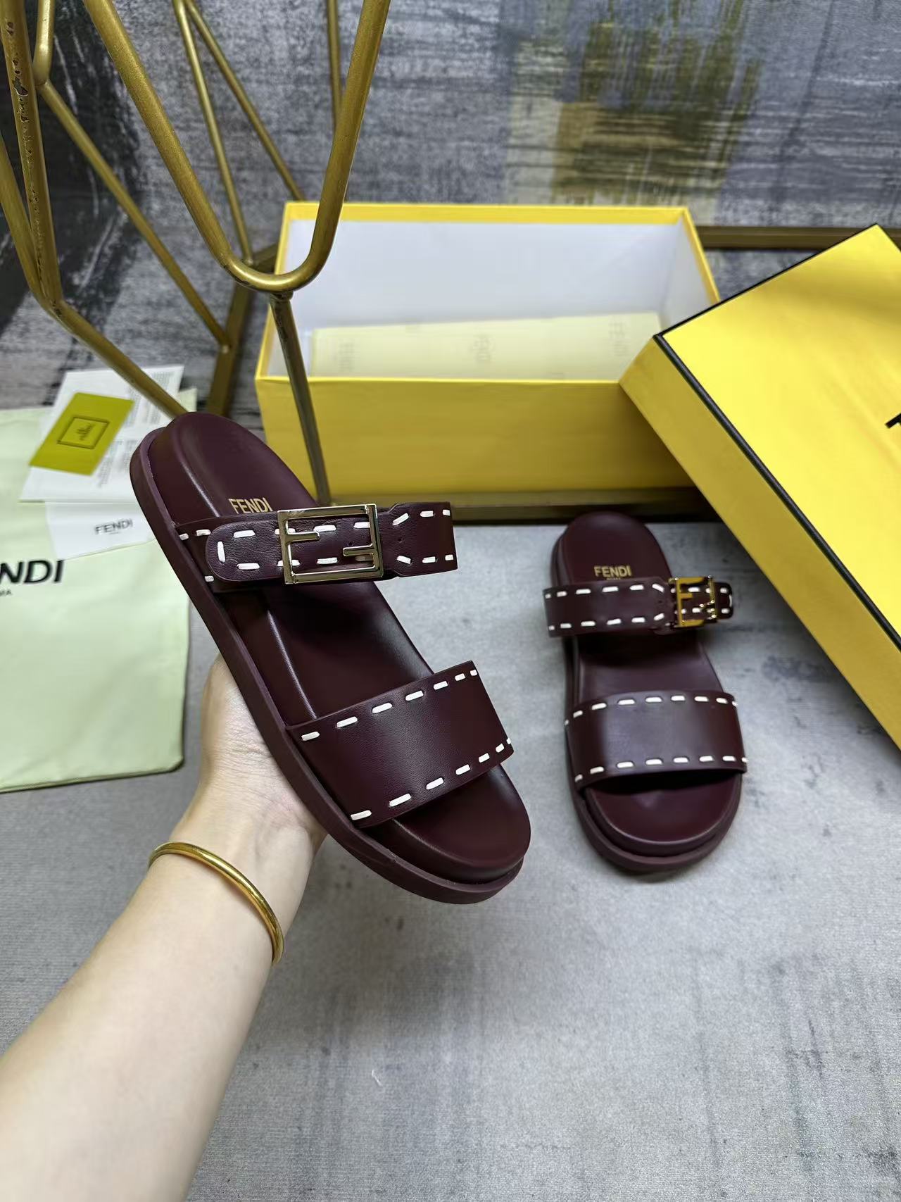 [TOP] FENDI Double-strap Flat Sandals - Claret
