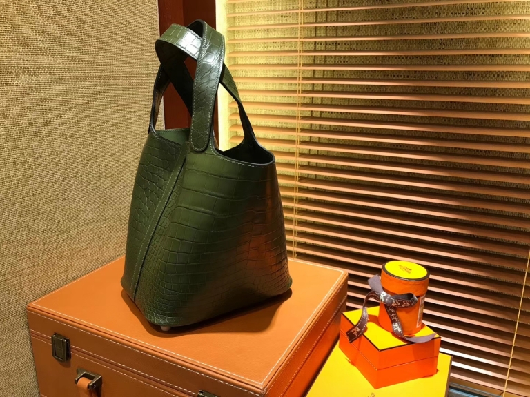 Hermes Picotin basket made of crocodile skin, olive green color, fully hand-sewn, 18cm long