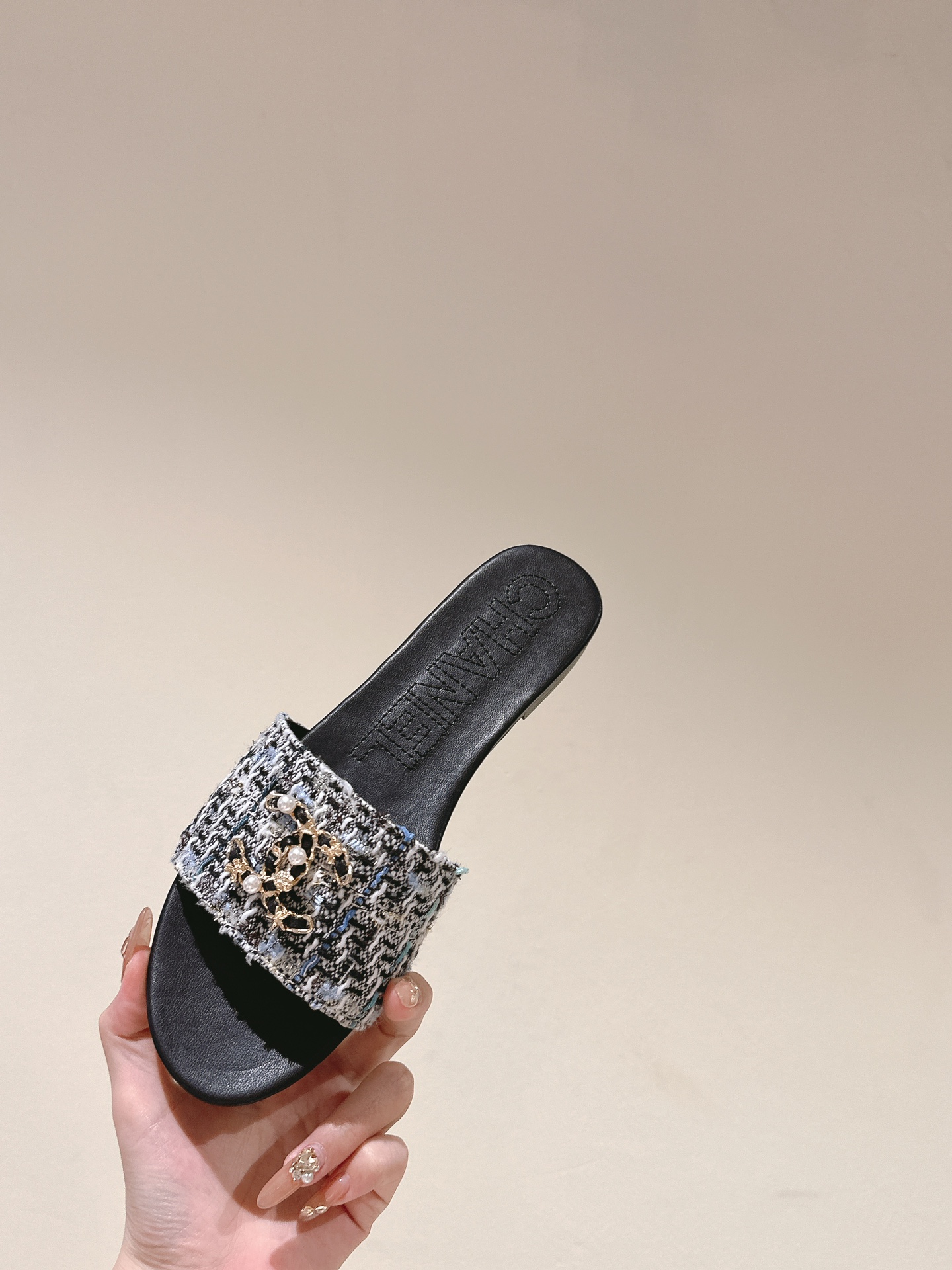 [TOP] CHANEL Flat Sandals - Black