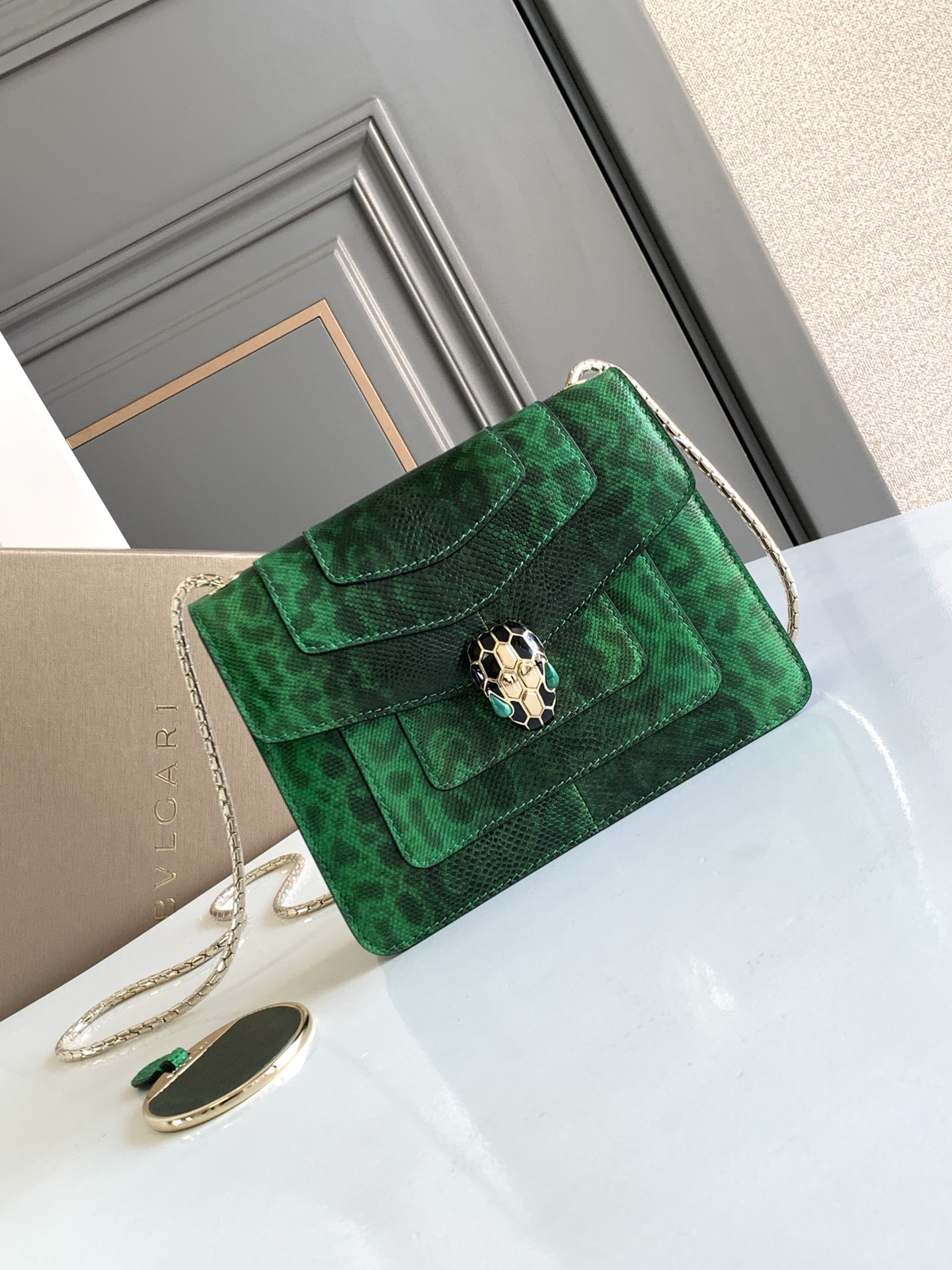 [TOP] BVLGARI Serpenti Forever Bag Water Snake Skin 20x14x4.5cm - Green