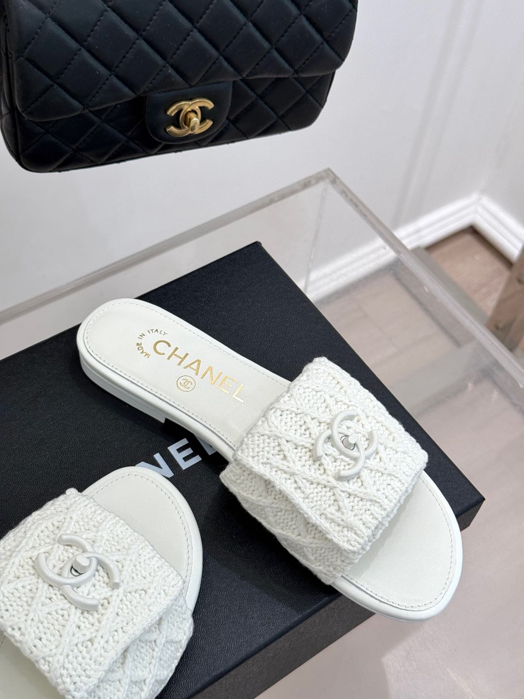 [TOP] CHANEL Flat Sandals - White