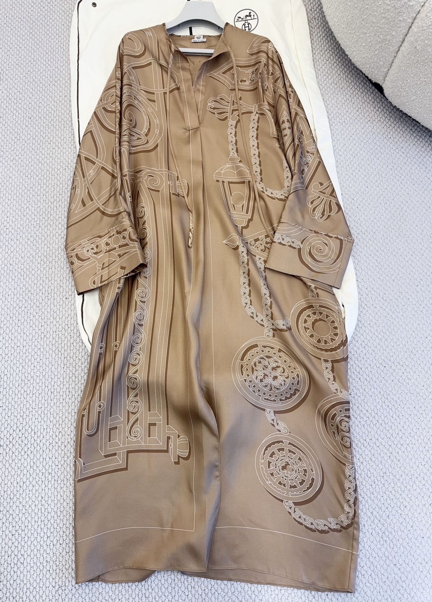 Designer beige Accessory Hermès L Enseigne du Sellier caftan Beige #396427 View 2 | Nigo Office
