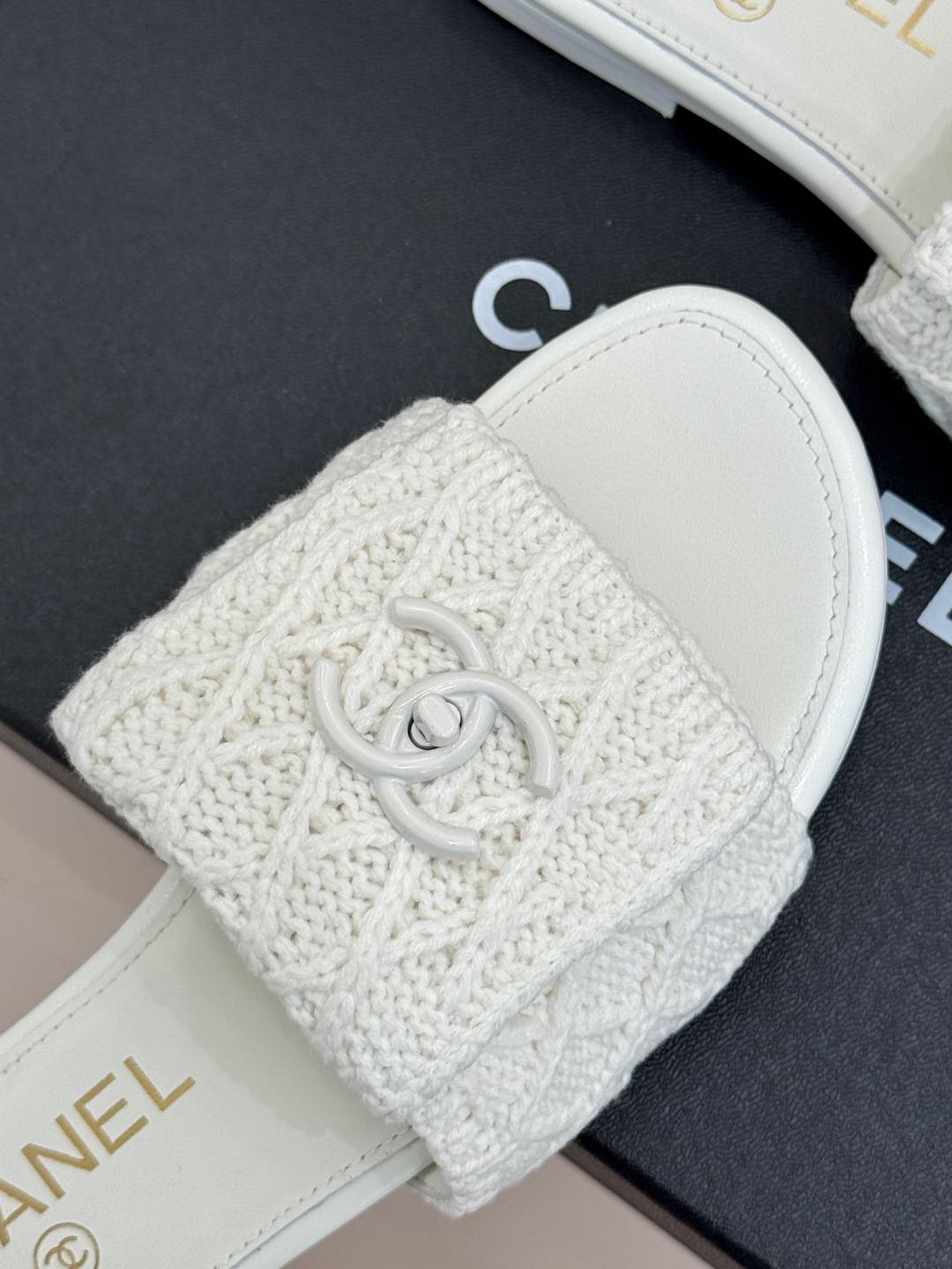 [TOP] CHANEL Flat Sandals - White