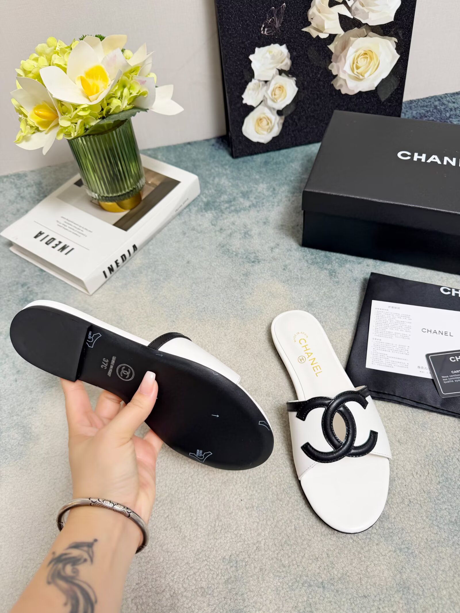 [TOP] CHANEL CC Slippers Cowhide - White - 711 Luxury