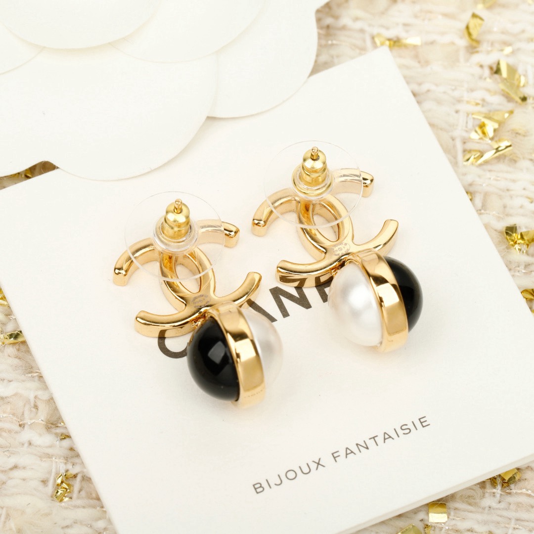 [TOP] CHANEL Earrings - Gold