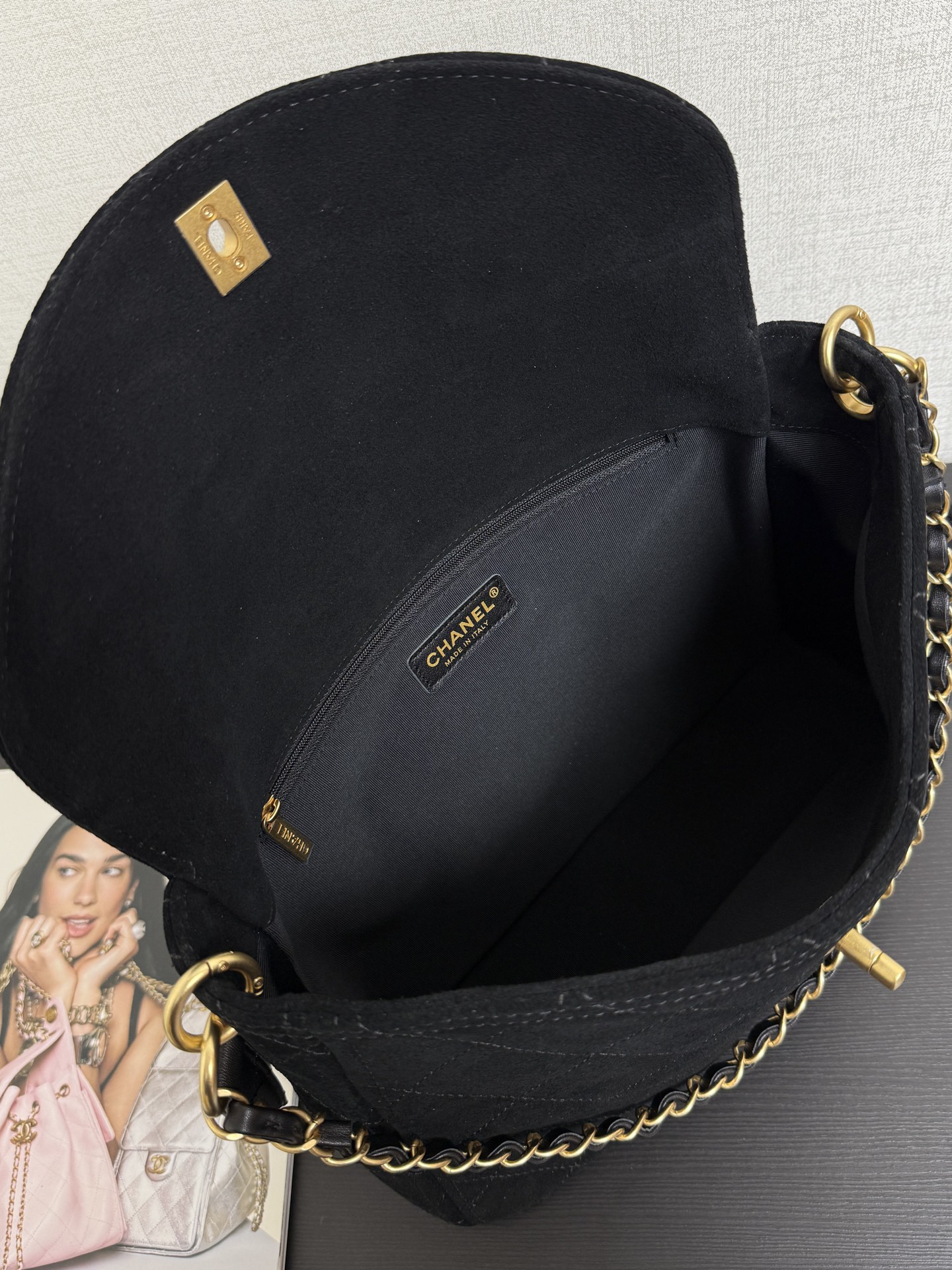 [TOP] CHANEL Messenger Bag 21.5x30x6cm - Black & GHW