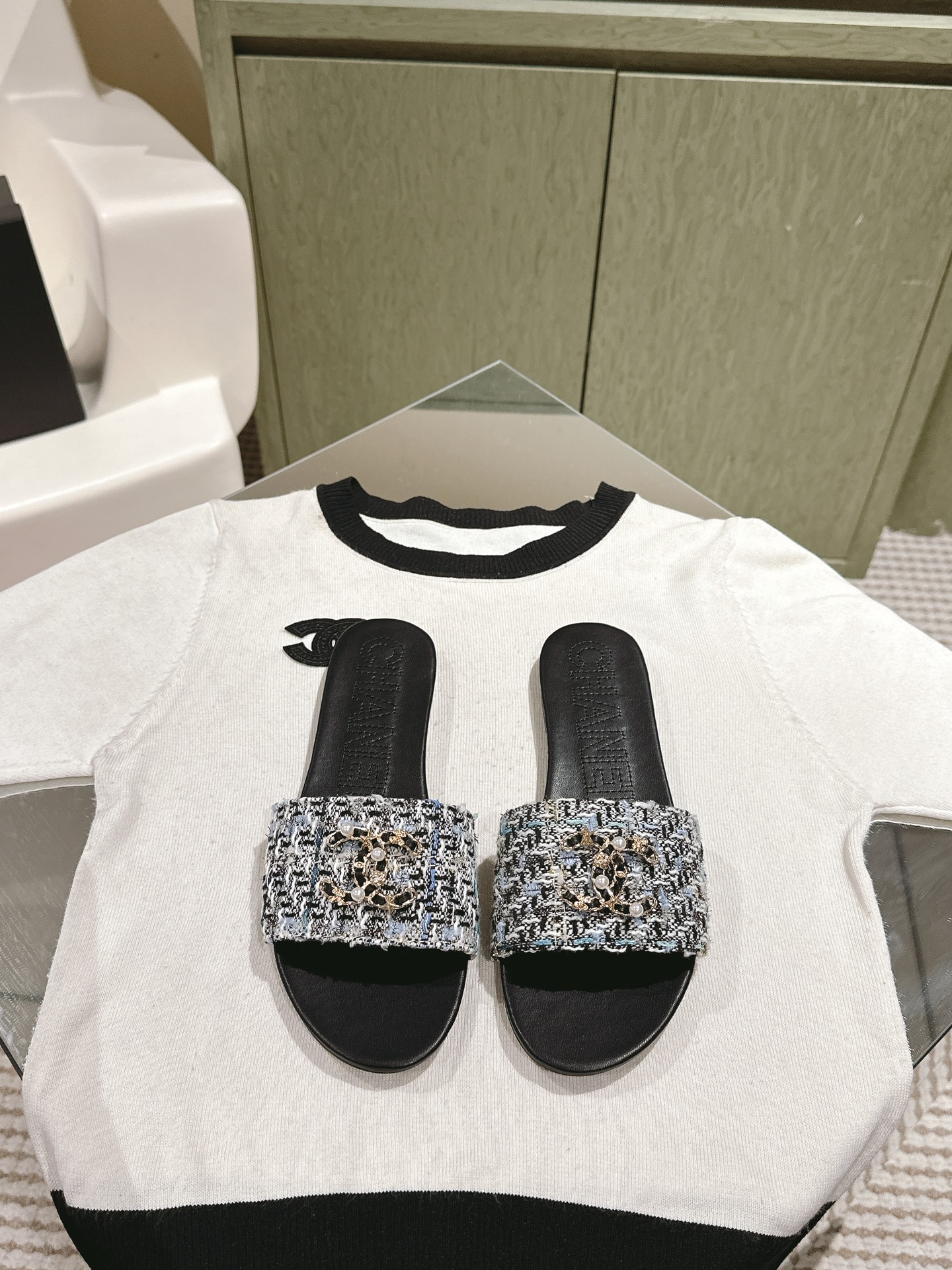 [TOP] CHANEL Flat Sandals - Black