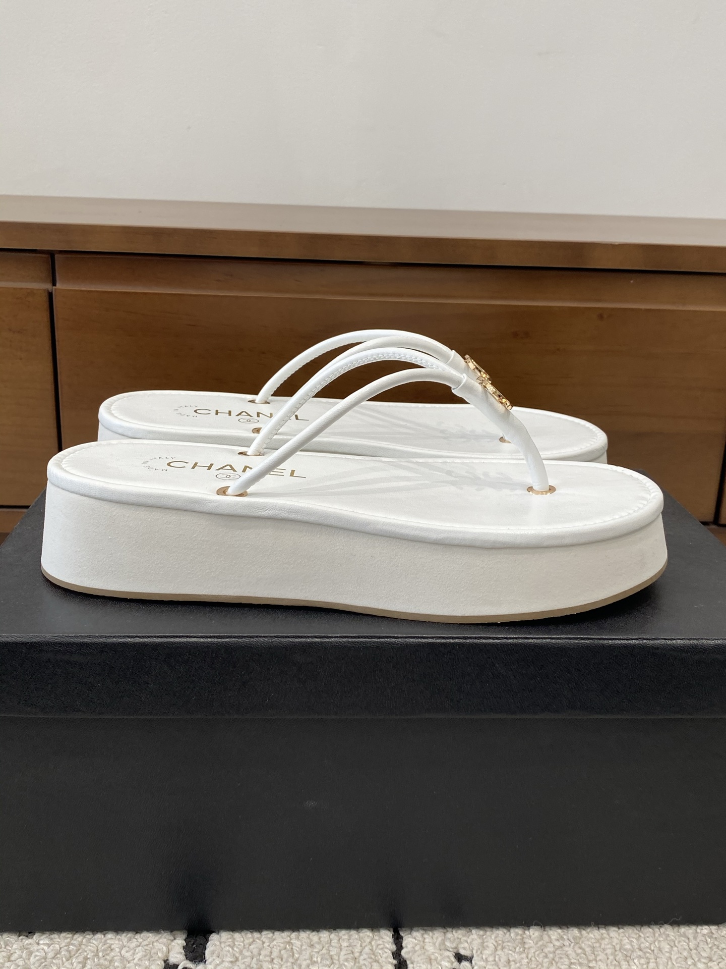 [TOP] CHANEL Slippers - White - 711 Luxury