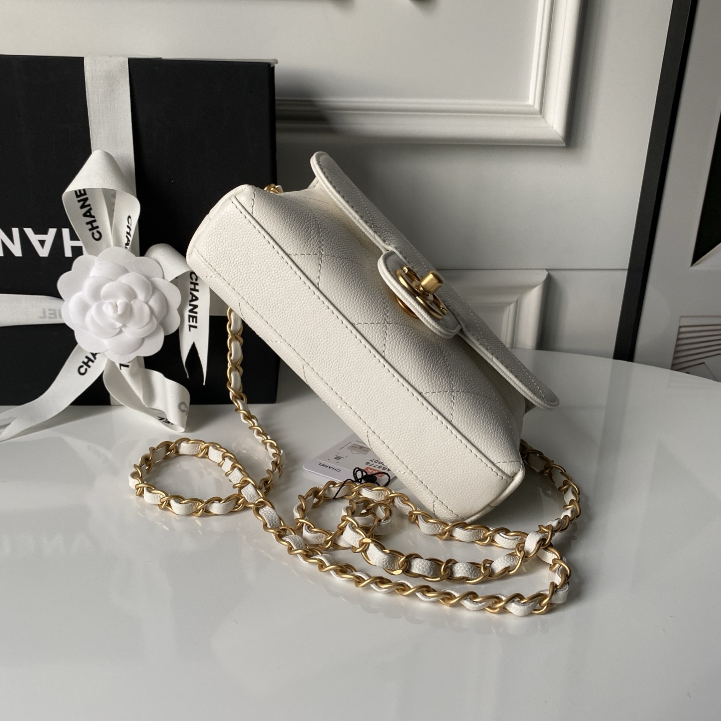 [TOP] CHANEL Handle Bag Calfskin 11.5x19.5x5 cm - White